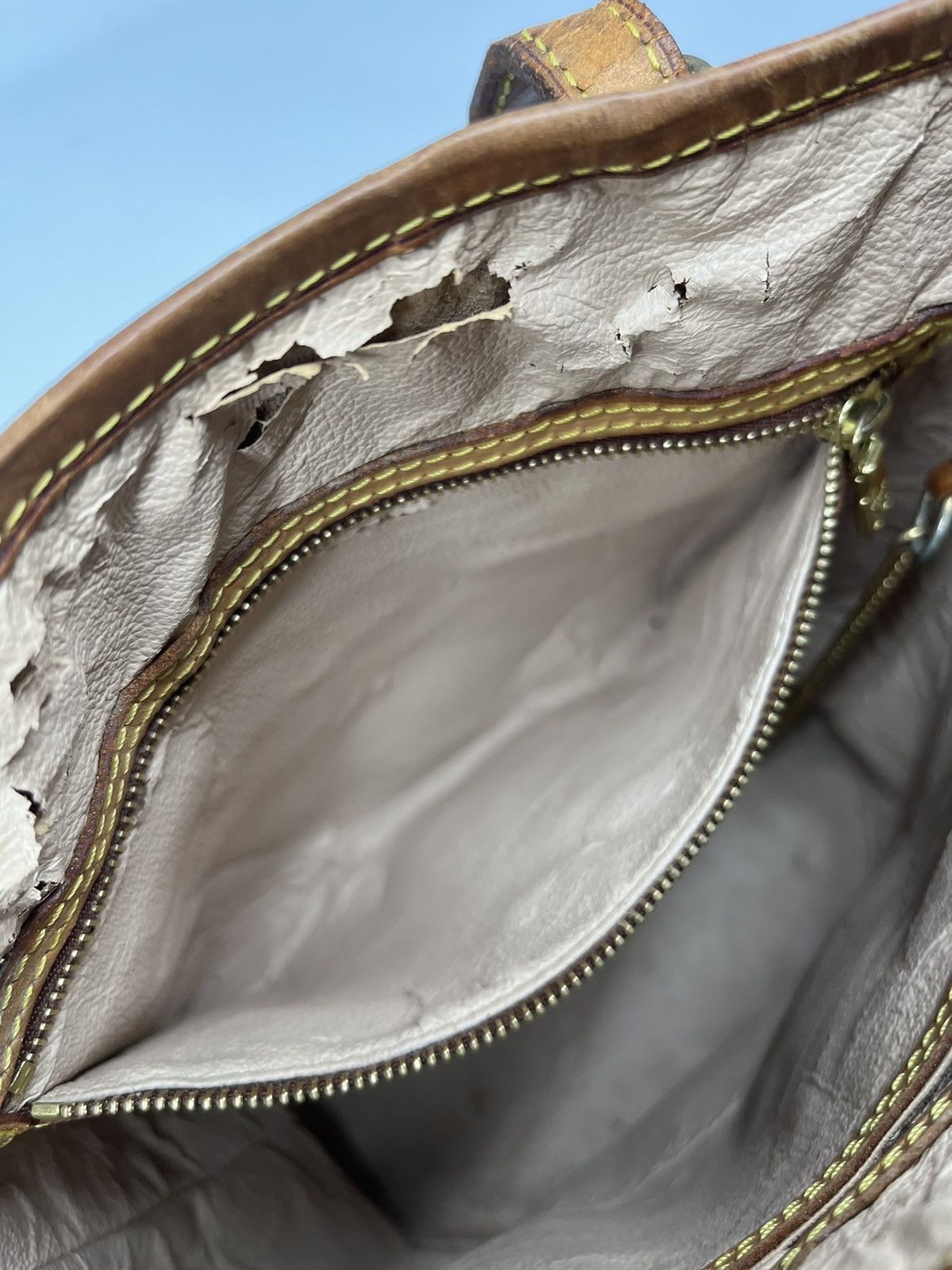 Louis Vuitton Authentic LOUIS VUITTON Bucket Bag Size ONE SIZE - 16 Thumbnail