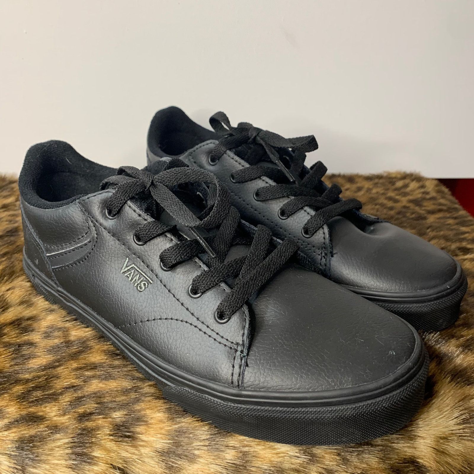 Vans VANS Black Shoes Size 5.5 Youth or 37 EUR Size US 5.5 / IT 35.5 - 9 Thumbnail