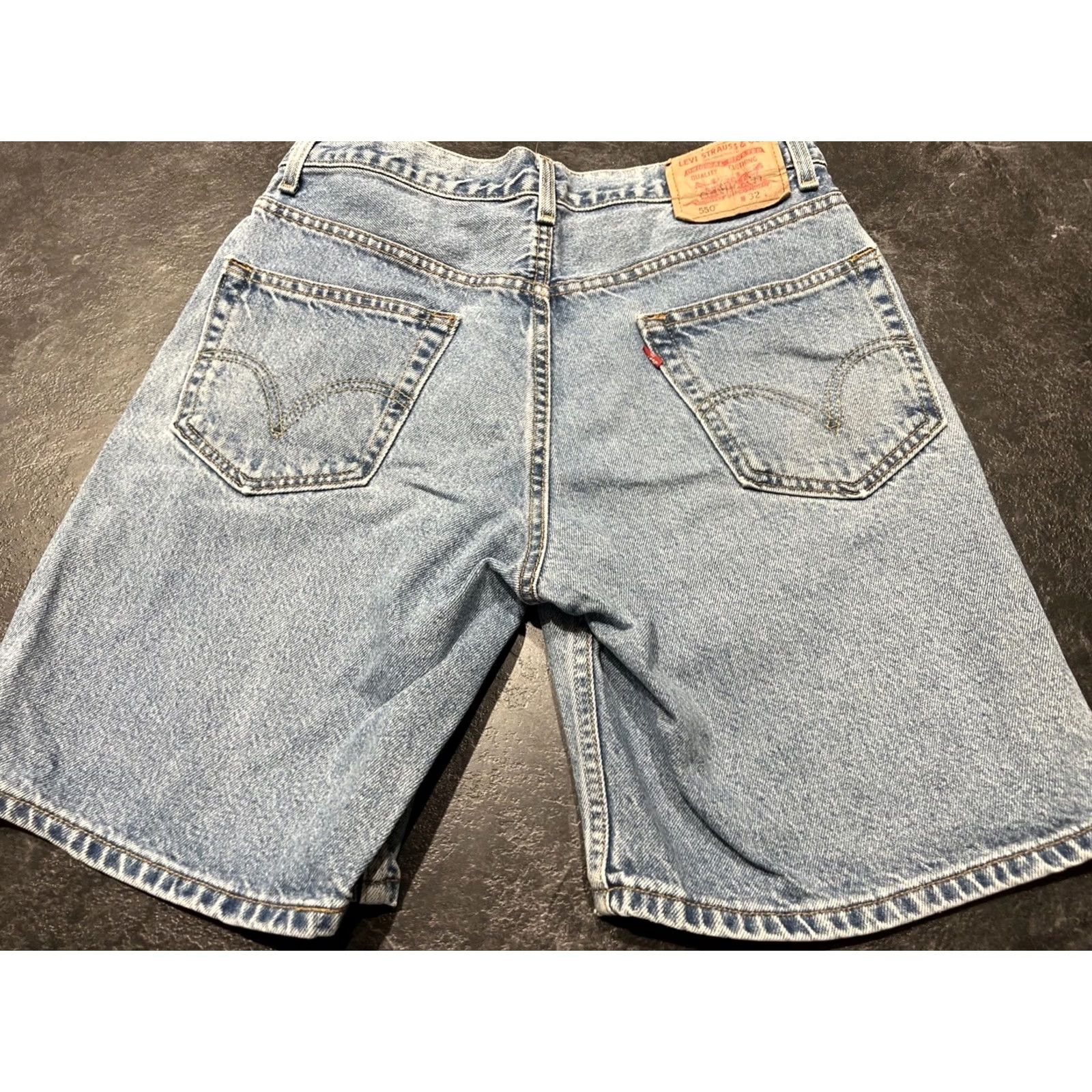 Levi's VINTAGE Levi’s 550 Denim Shorts Mens 32 Relaxed Fit 100% Cotton Blue 5-Pocket Design 90s Logo Belt Loops Jeans Shorts Size US 32 / EU 48 - 2 Thumbnail
