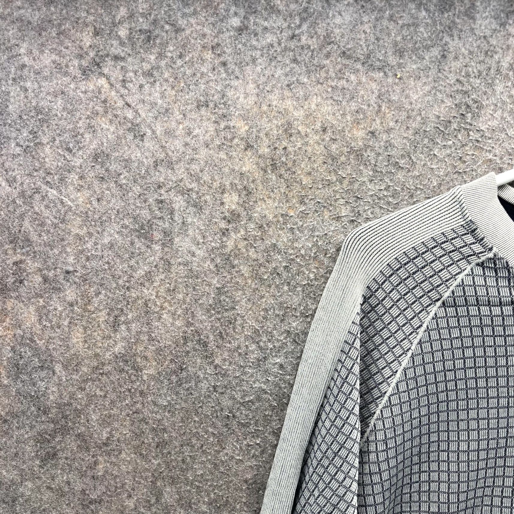 Nike Nike Tech Shirt Mens Medium Gray Long Sleeve Raglan Geometric Performance Size US M / EU 48-50 / 2 - 4 Thumbnail