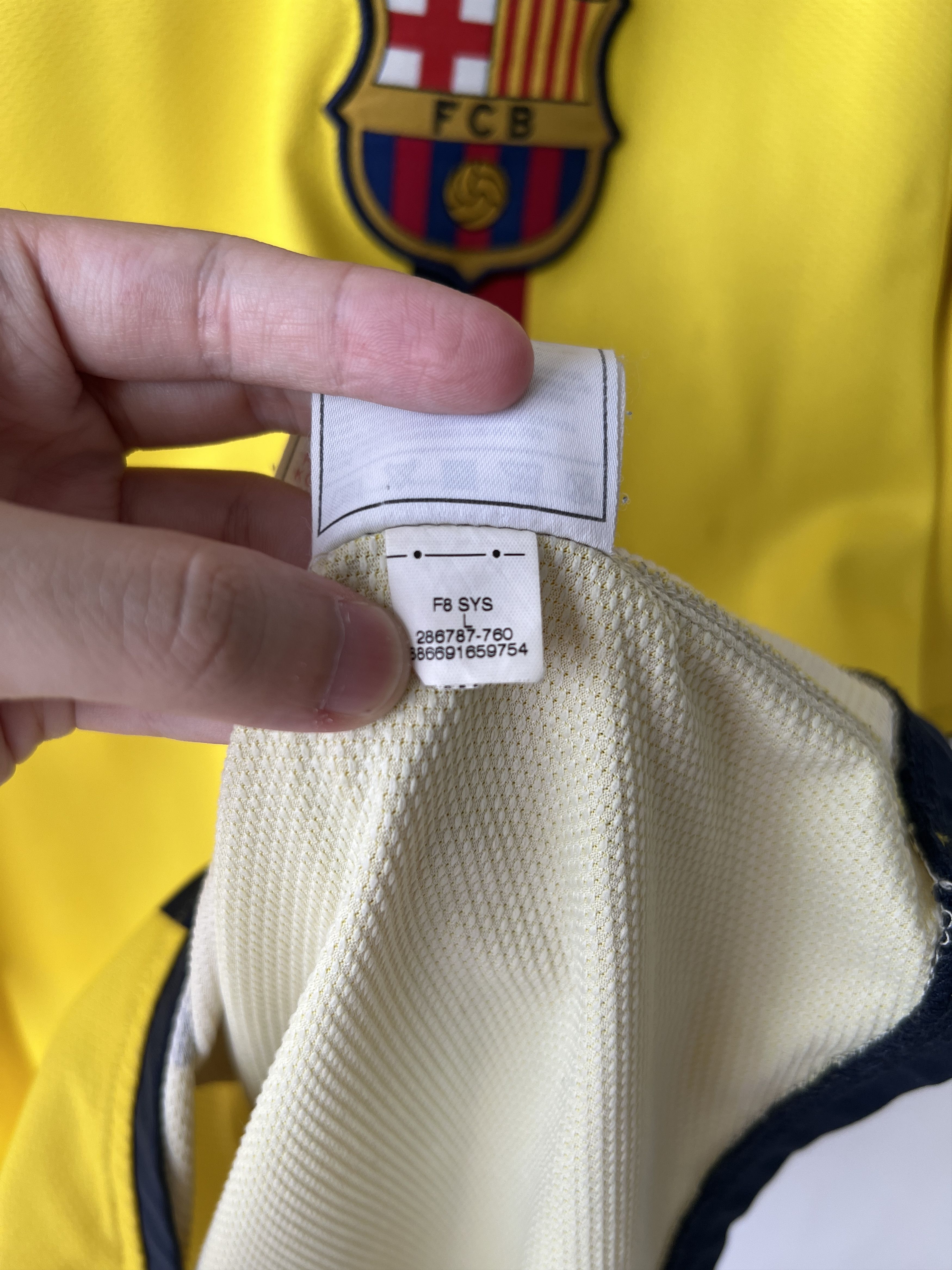 Nike (L) Barcelona 2008-10 Away Kit Messi #10 Size US L / EU 52-54 / 3 - 4 Thumbnail