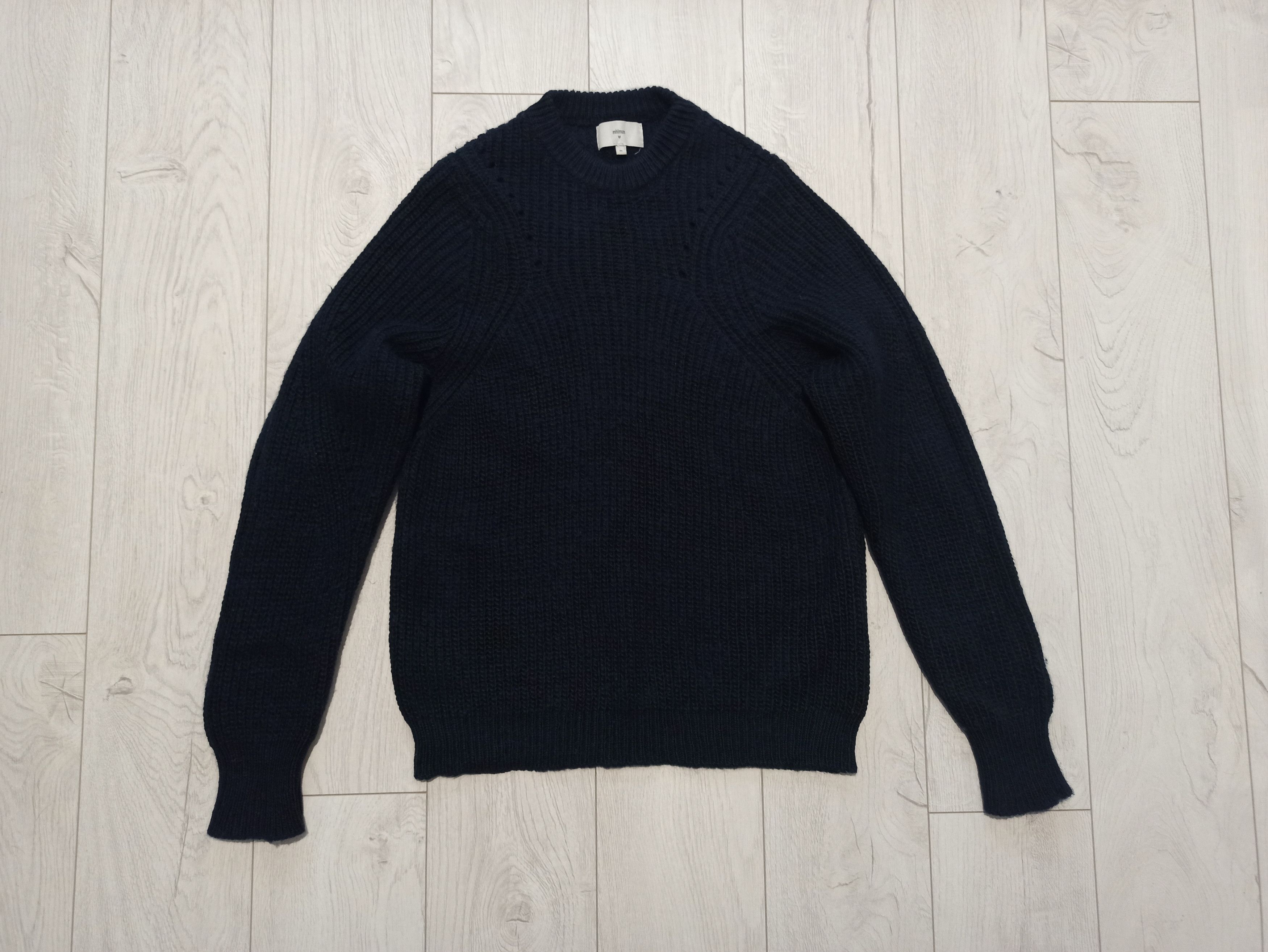 Minimum sweater
