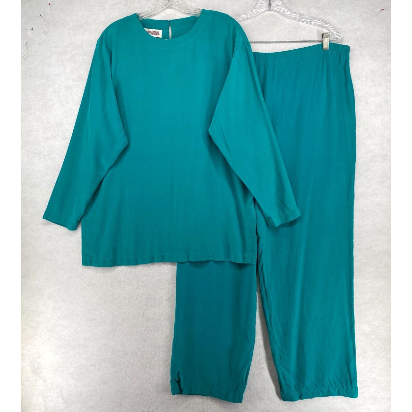 image of Maggy London Set 10 2-Piece Silk Crepe Long Sleeve Top & Lounge Pants Green VTG Shoes in White, Wom