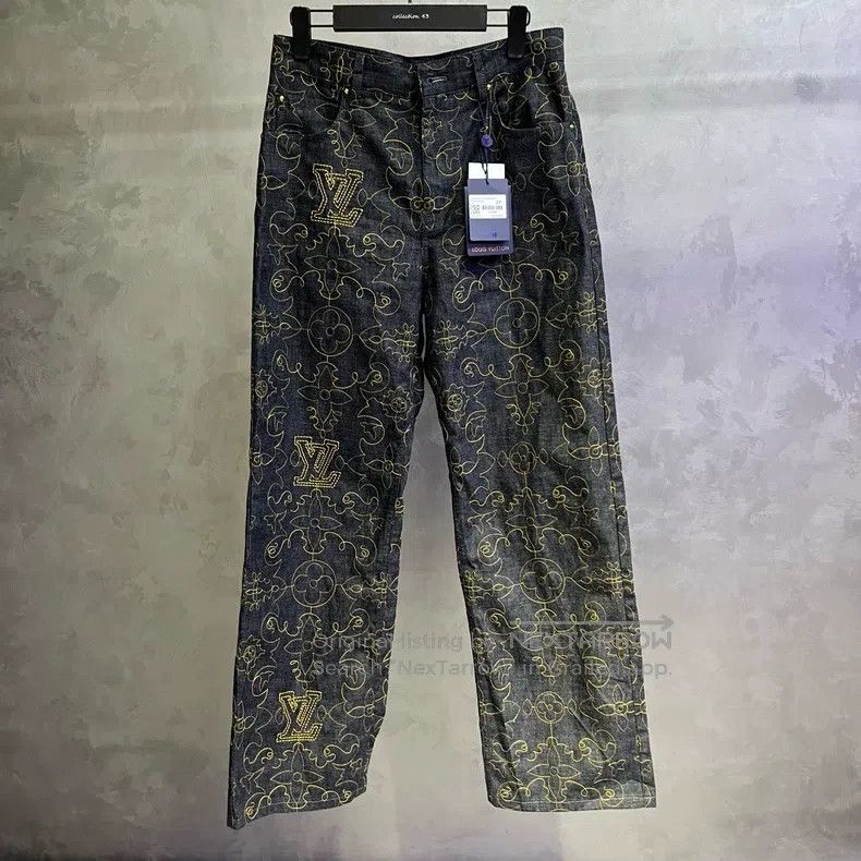 Louis Vuitton Louis Vuitton Multi-color Logo monogrammed embroidered zip Size US 27 - 1 Thumbnail