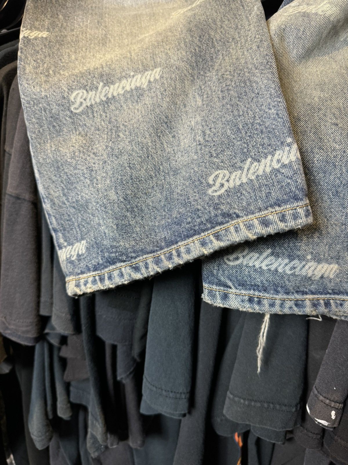 Balenciaga Balenciaga All Over Logo Light Wash Cropped Jeans - 31 Size US 31 - 18 Thumbnail