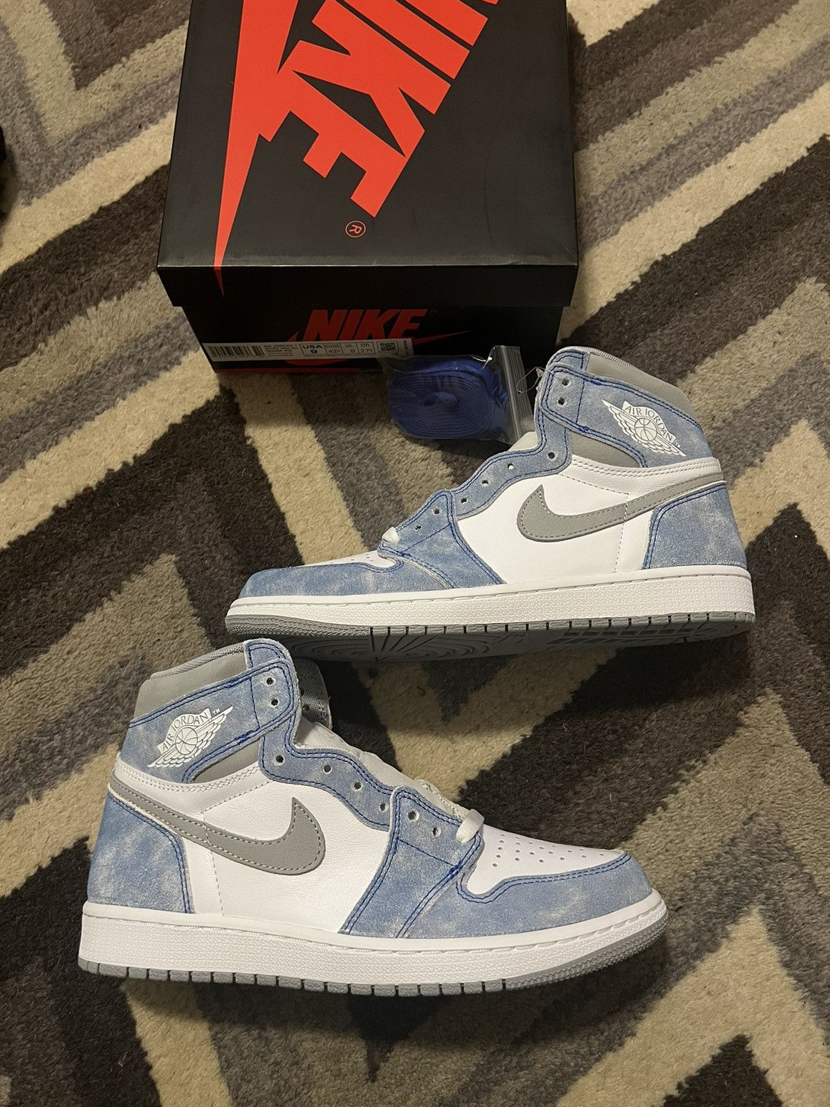 Jordan Brand × Nike Nike Air Jordan 1 Retro High OG Hyper Royal Size 9 Size US 9 / EU 42 - 2 Thumbnail