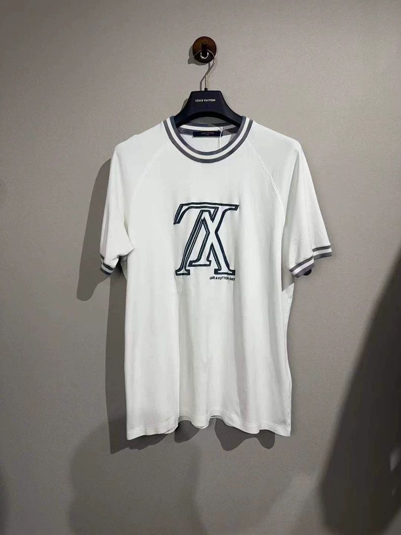 Louis Vuitton Louis Vuitton White and blue embroidered inverted logo sho Size US XL / EU 56 / 4 - 1 Thumbnail