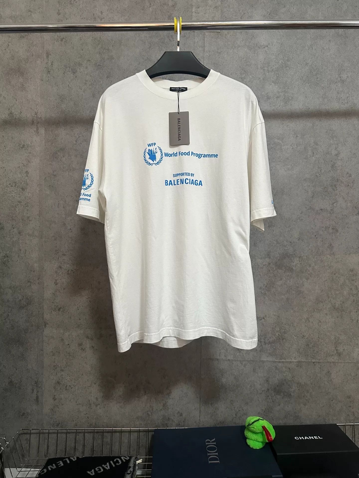 Balenciaga Balenciaga WFP Collaboration Logo Print T-Shirt Size US M / EU 48-50 / 2 - 1 Thumbnail