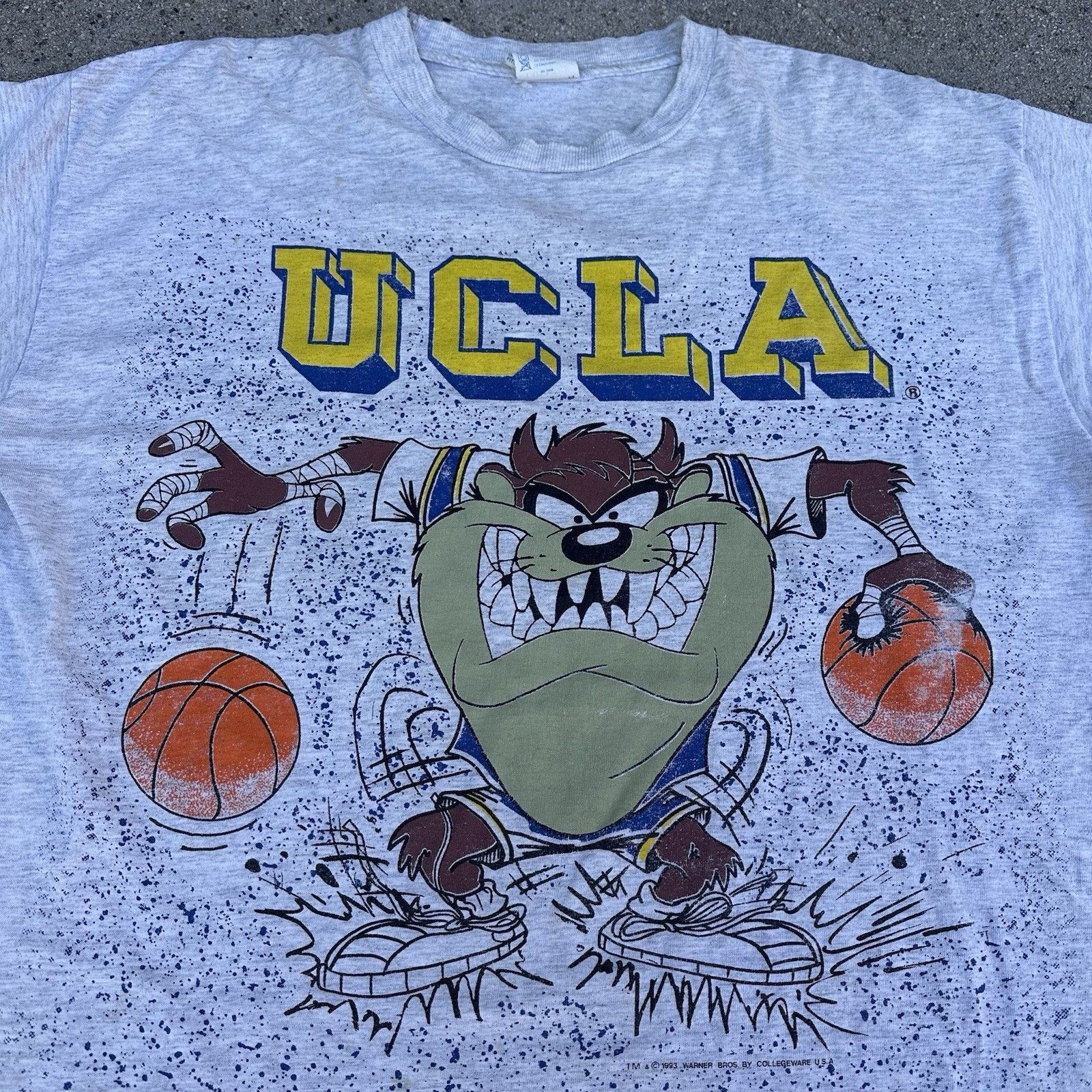 NCAA × Vintage Vintage 1993 Warner Bros UCLA Bruins Taz Basketball T-Shirt Size US XL / EU 56 / 4 - 1 Thumbnail