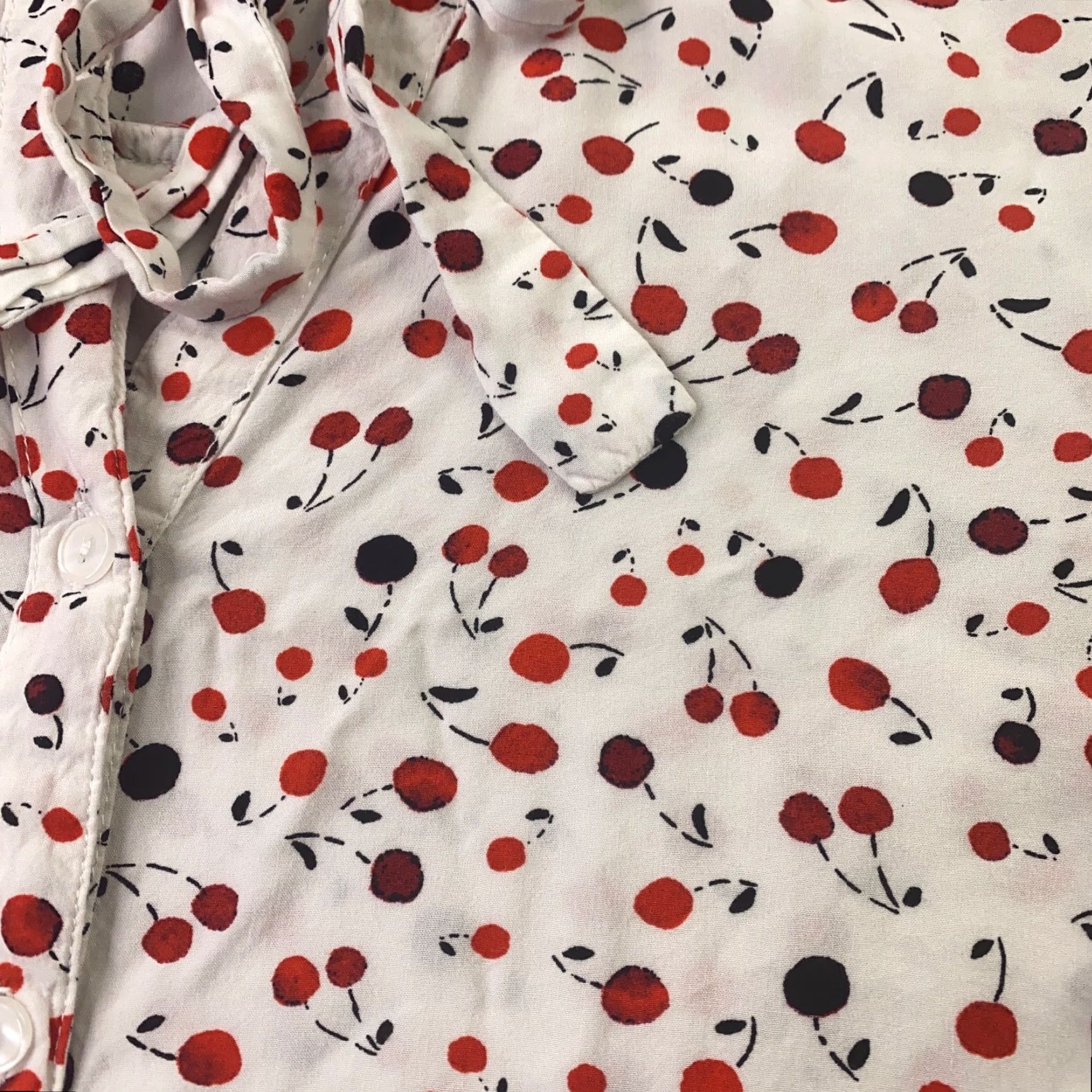 Velvet Velvet Heart Shirt Womens Medium White Cherry Print Tie Neckline Button-Up Long Sleeve Casual Party/Cocktail Travel 90s? Size M / US 6-8 / IT 42-44 - 4 Thumbnail