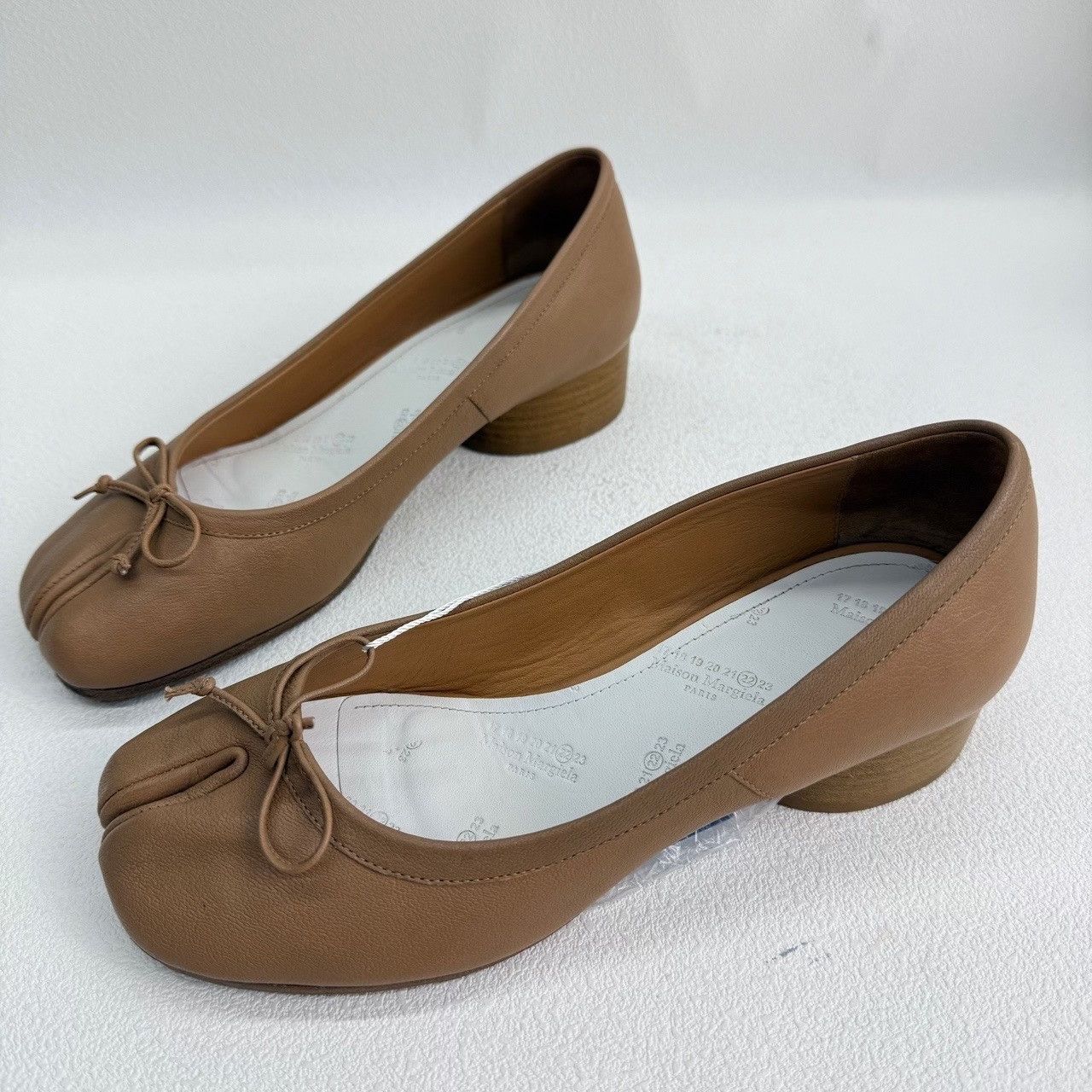 Maison Margiela Maison Margiela Leather Beige Lowtop Sneakers us_6 Women Size US 6 / IT 36 - 1 Thumbnail