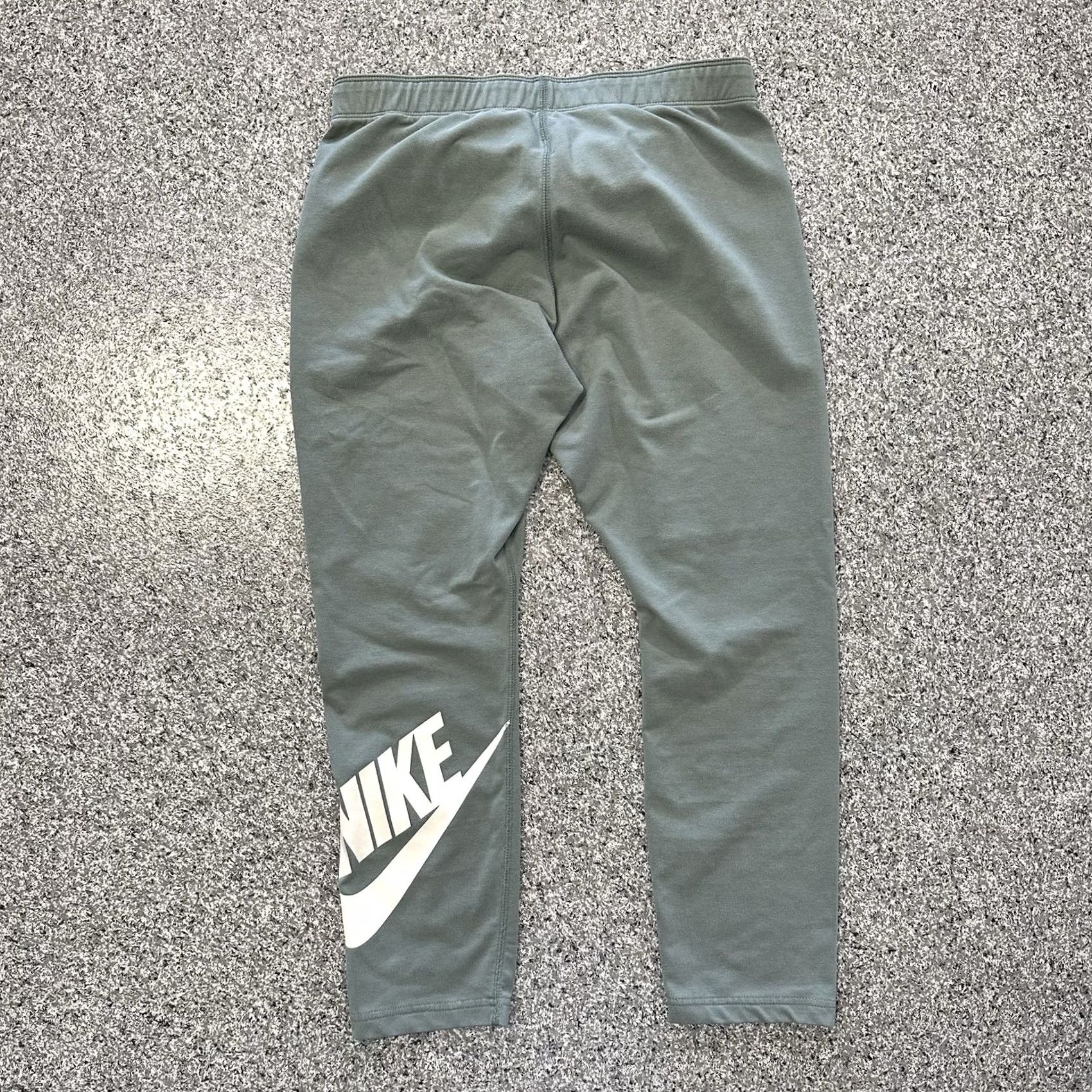 Nike Nike Leggings Womens M Casual Solid Green Lightweight Cotton Polyester Spandex Pockets Regular Inseam 23in - Nike Pants Size 32" / US 10 / IT 46 - 2 Thumbnail