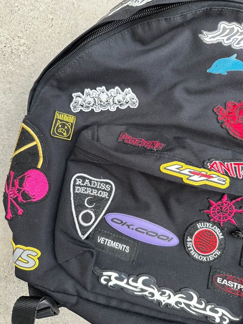 Vetements Vetements Graffiti Badge Backpack 2503-Nextarrow Size ONE SIZE - 4 Thumbnail