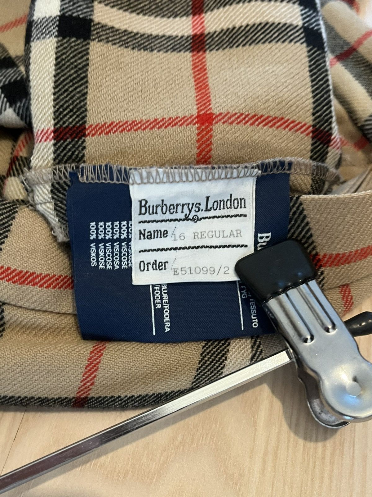 Burberry 70’s Burberry pure wool nova check pleates Size US 31 - 8 Thumbnail