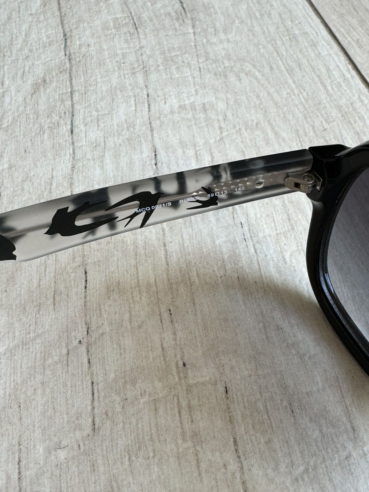 Alexander McQueen MCQ Swan All Over Printed Aviator Sunglasses Size ONE SIZE - 6 Thumbnail