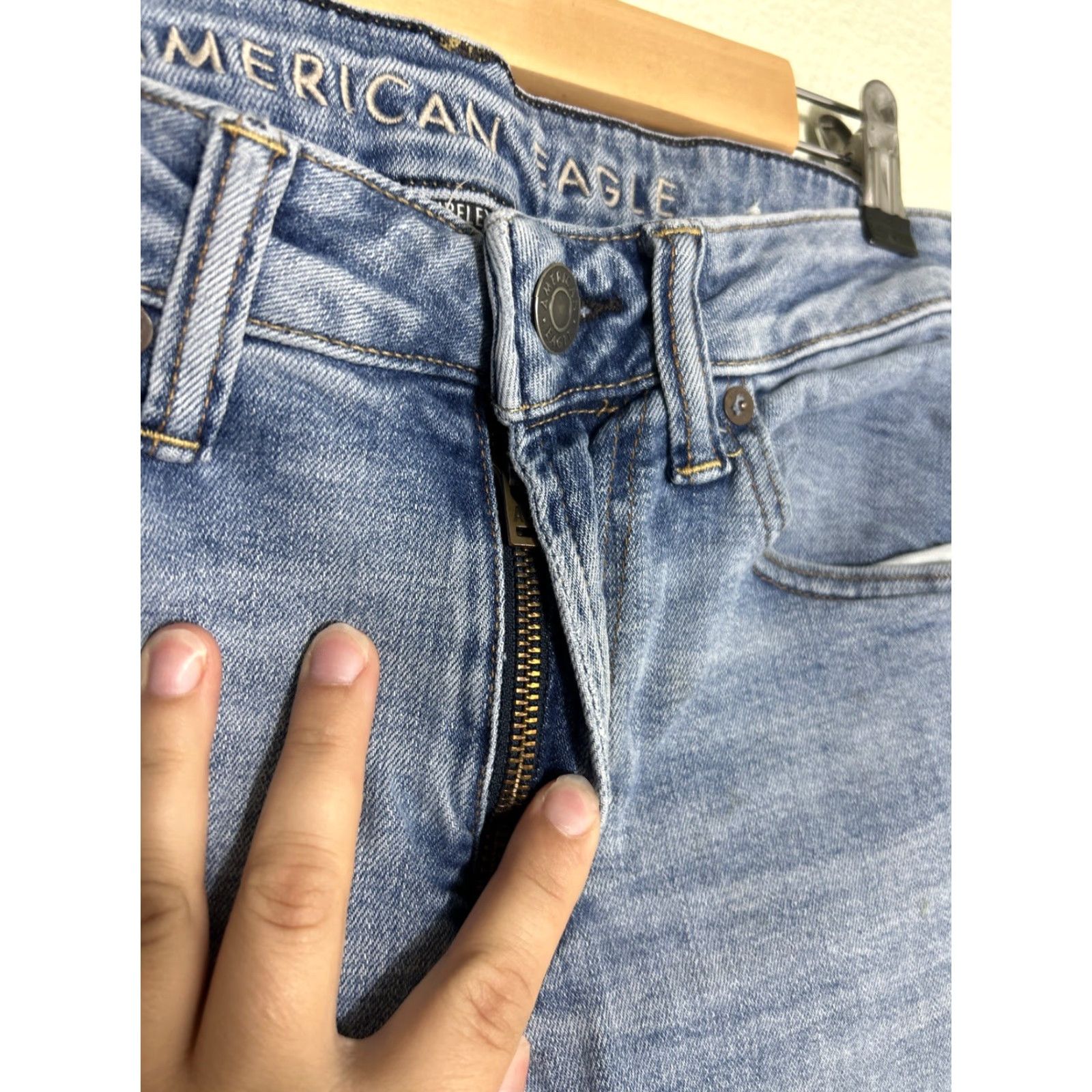 American Eagle Outfitters American Eagle Outfitters Airflex Jeans Light Wash Slim Jeans 29x32 Men Blue 90s Slimming Light Wash Jeans Size US 29 - 6 Thumbnail