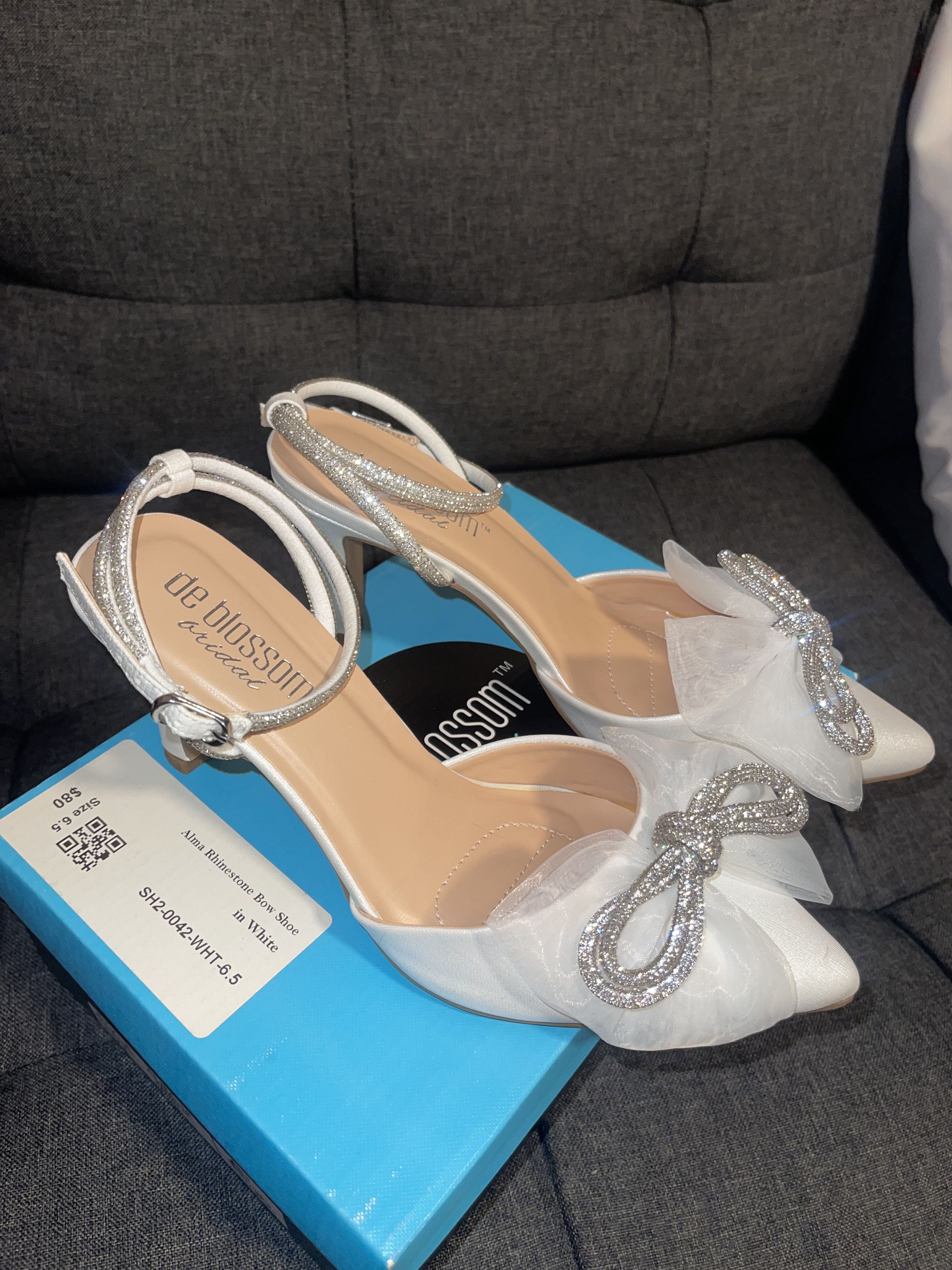 Other de Blossom ALMA-19 Rhinestone Bow White Satin Pumps Size 6.5 Size US 6.5 / IT 36.5 - 3 Thumbnail