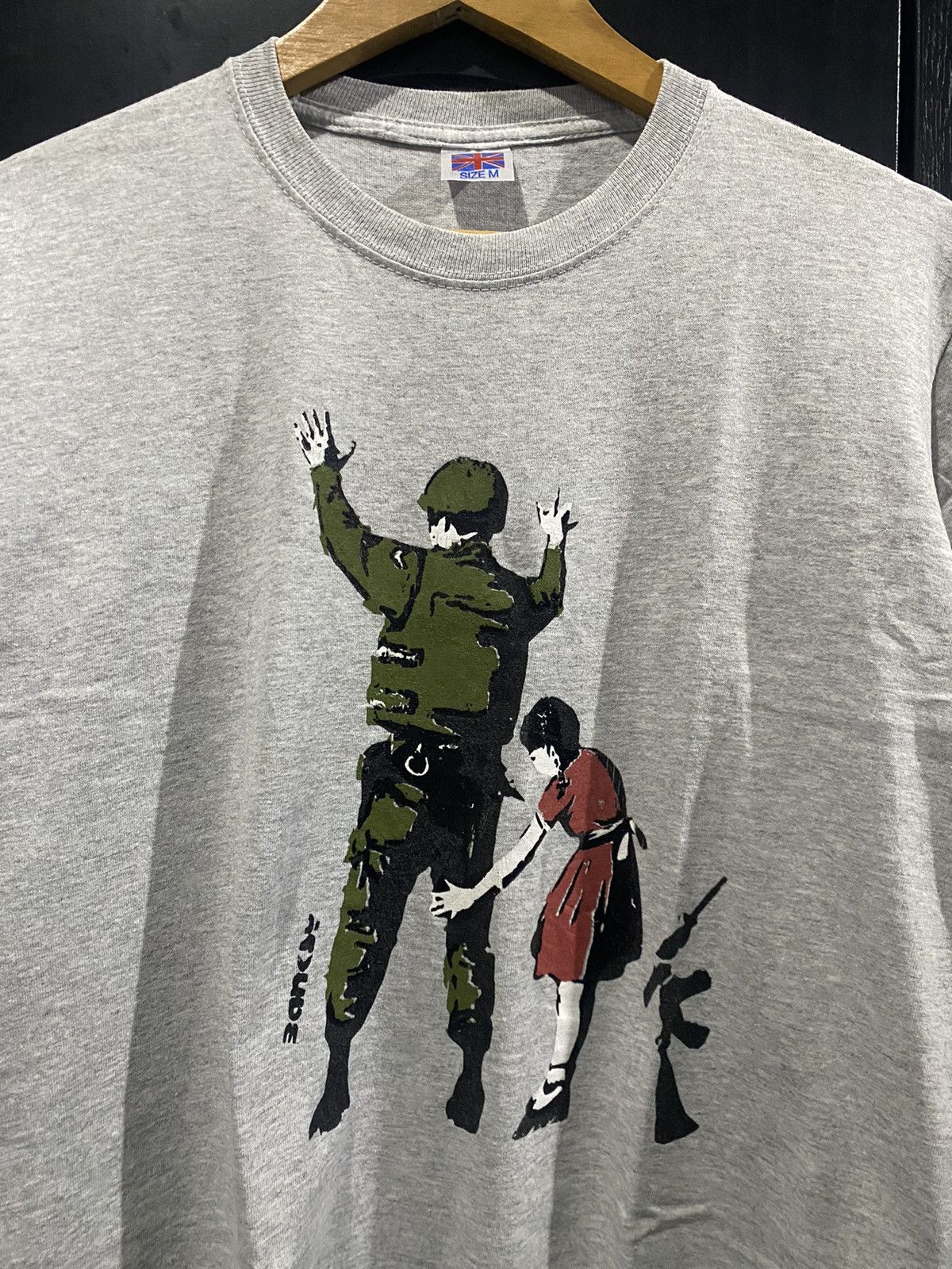 Vintage Rare! 2000s Banksy Girl Frisking Soldier Art Tee Size US M / EU 48-50 / 2 - 2 Thumbnail