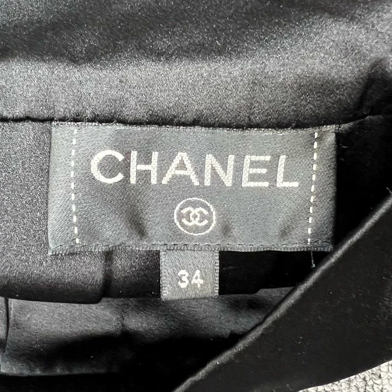 Chanel Chanel Black satin small logo pleated skirt Size 42" / US 20 - 8 Thumbnail