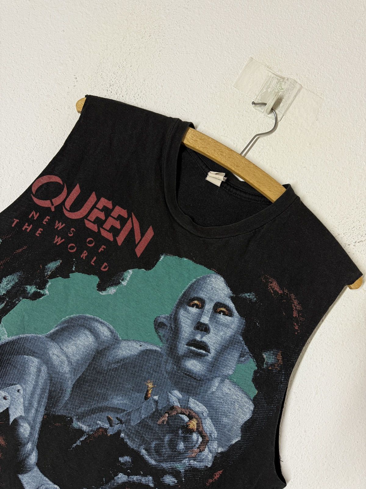 Band Tees Vintage Queen news of the world Sleeveles tank top Size US M / EU 48-50 / 2 - 2 Thumbnail