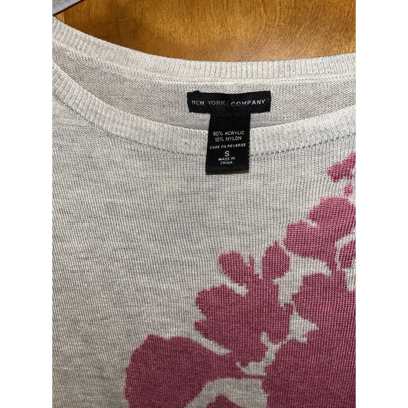 Vintage VIRGIN New York & Company Women's Sweater Long Sleeve Crew Neck Floral Pink All Seasons Size S Size S / US 4 / IT 40 - 3 Thumbnail