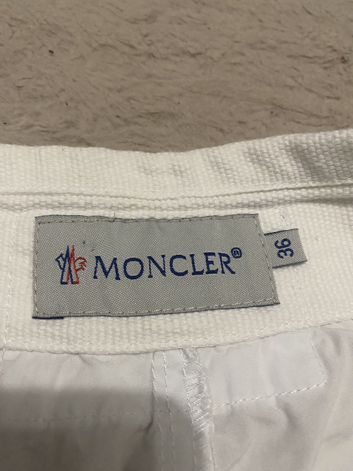 Moncler Vintage Moncler Luxury cargo white short with mini badge Size US 34 / EU 50 - 2 Thumbnail