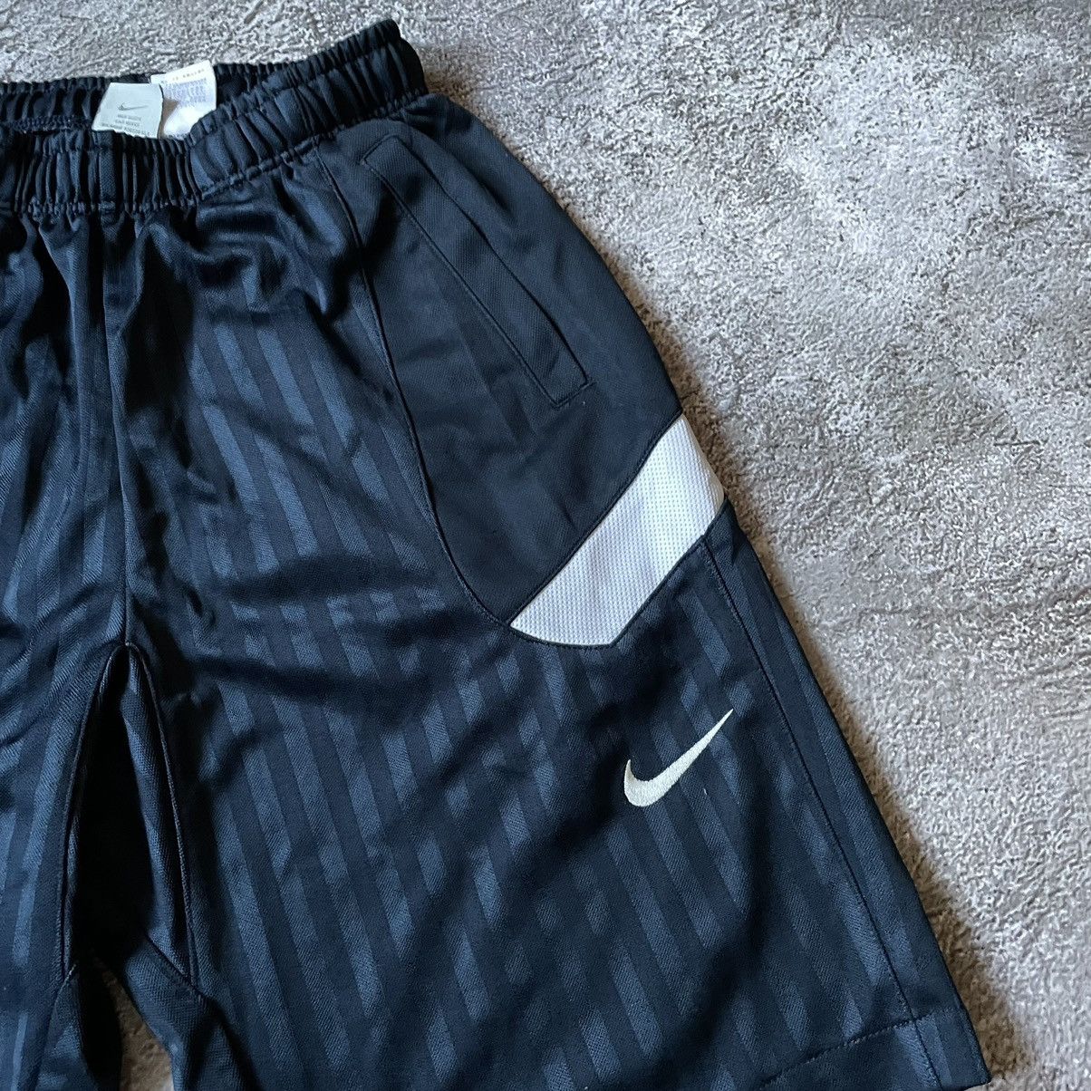 Nike Vintage Y2K Nike Short Logo Sportwear Casual Buymypiece 90s Size US 30 / EU 46 - 4 Thumbnail