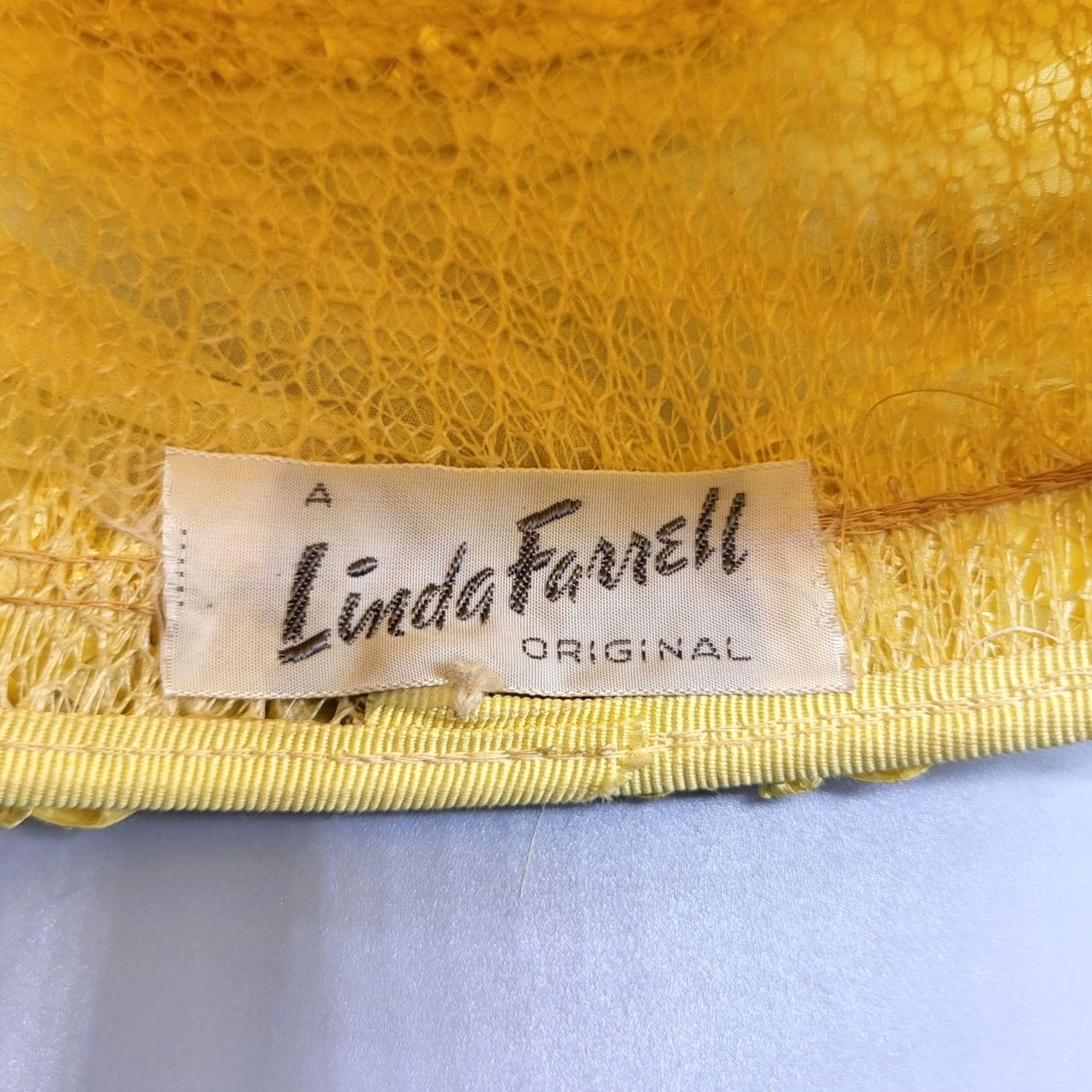Linda Farrow VINTAGE 1950s Lind a Farrell Yellow Pillbox Hat Womens Linda Farrell Hat Pillbox 1950s Womens US Navy Size ONE SIZE - 4 Thumbnail