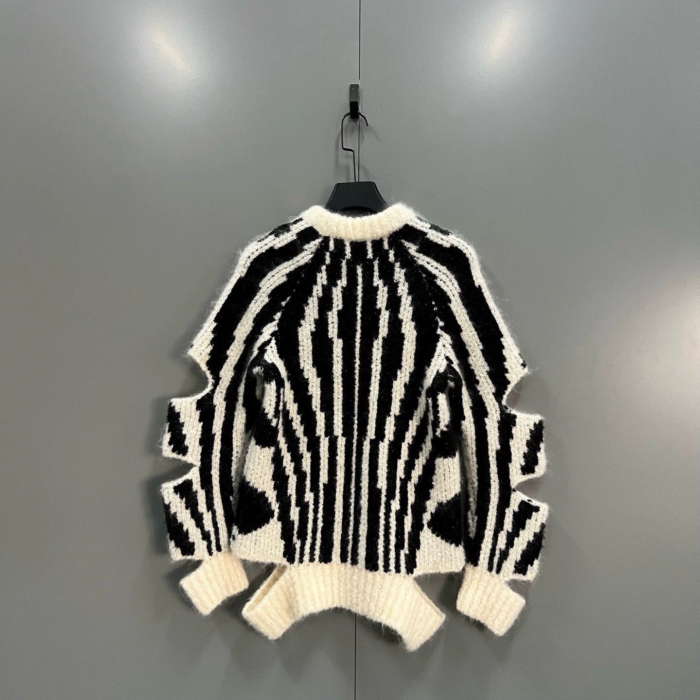 Burberry Burberry runway zebra scissor design sweater Size US XS / EU 42 / 0 - 2 Thumbnail