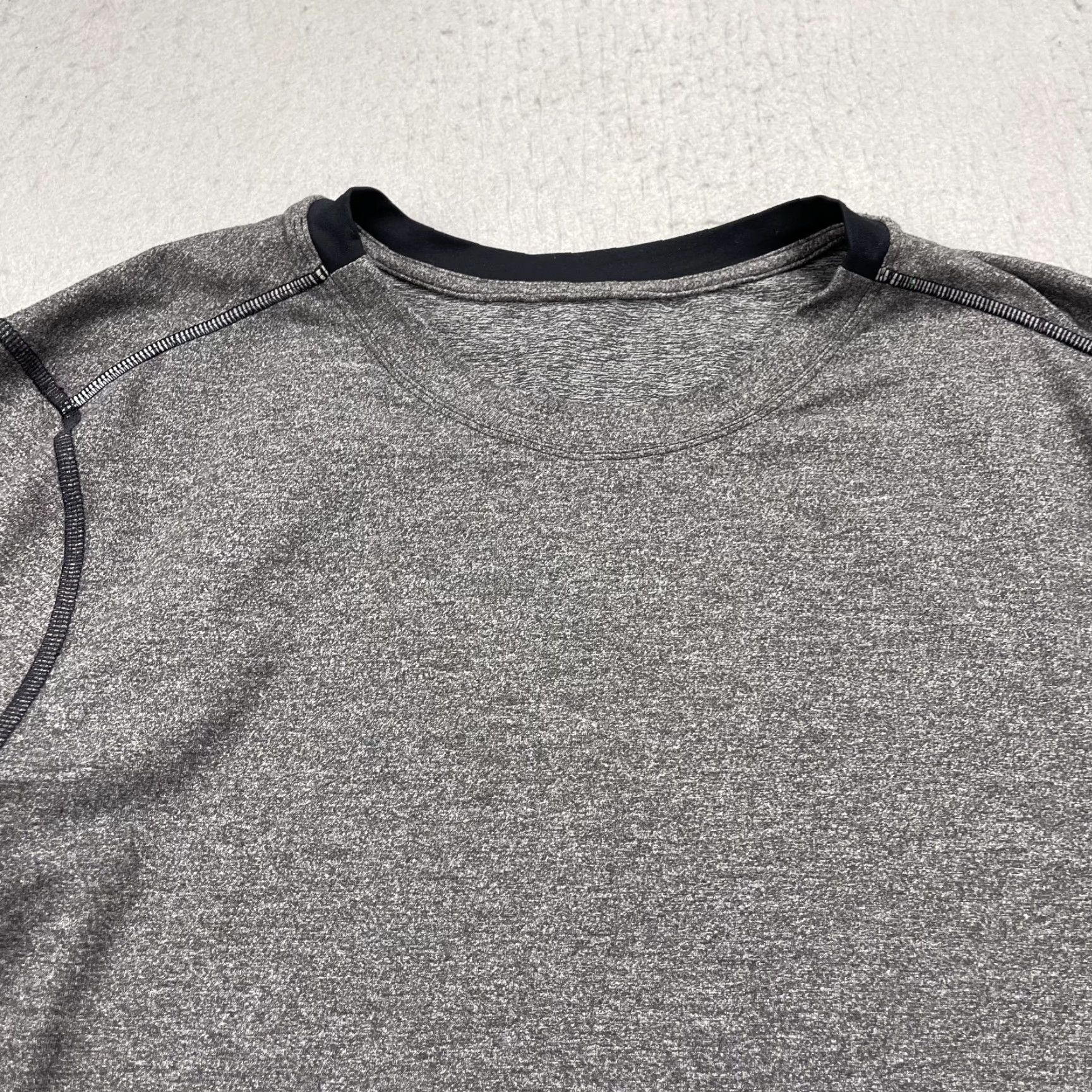 Lululemon Lululemon Shirt Mens Large Gray Heather Long Sleeve Stretch Gym Workout Logo Size US L / EU 52-54 / 3 - 2 Thumbnail