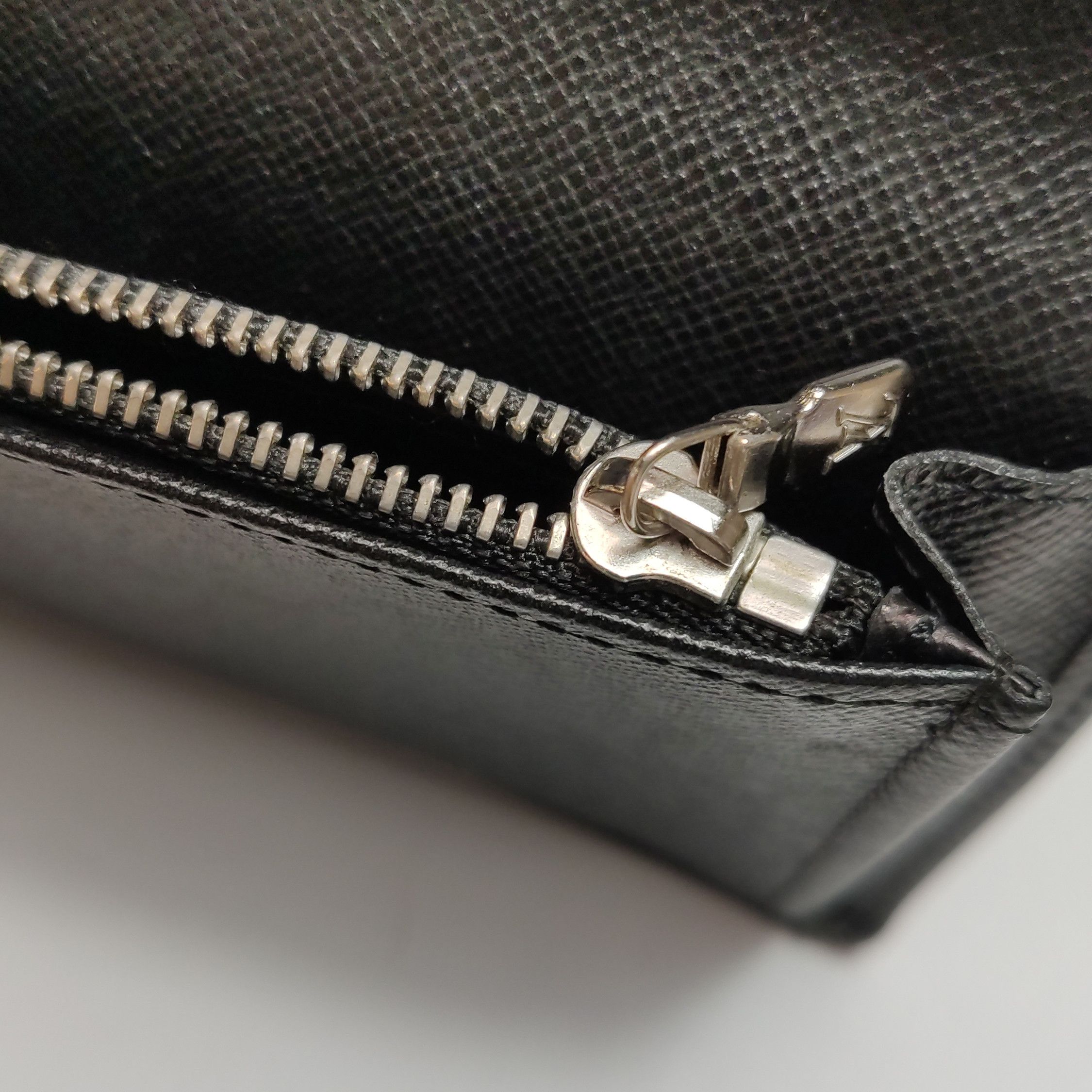 Louis Vuitton Louis Vuitton (LV) Brazza leather solid color bi-fold walle Size ONE SIZE - 6 Thumbnail