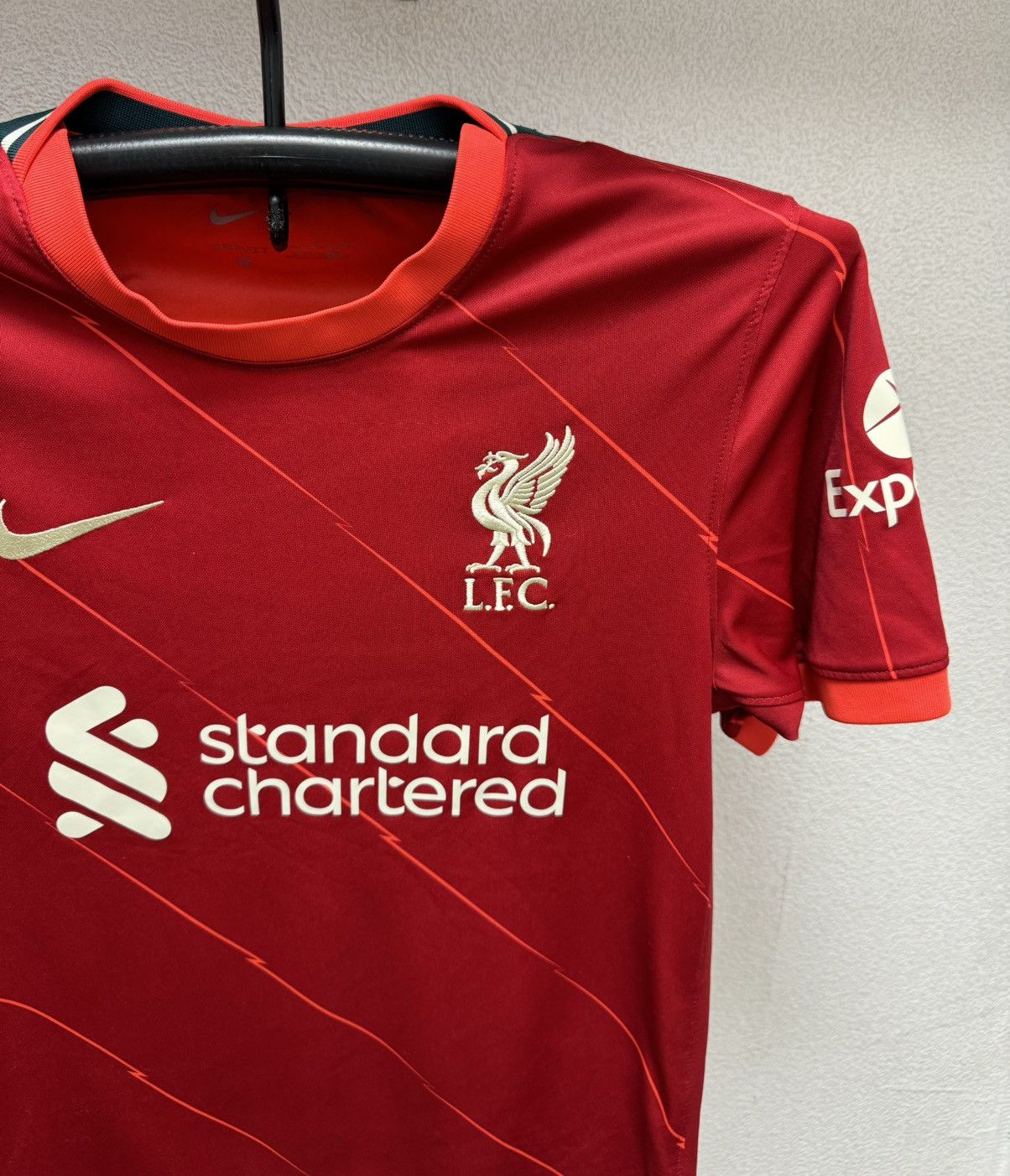 Nike Liverpool nike soccer jersey standard charteres S sz Size US S / EU 44-46 / 1 - 3 Thumbnail
