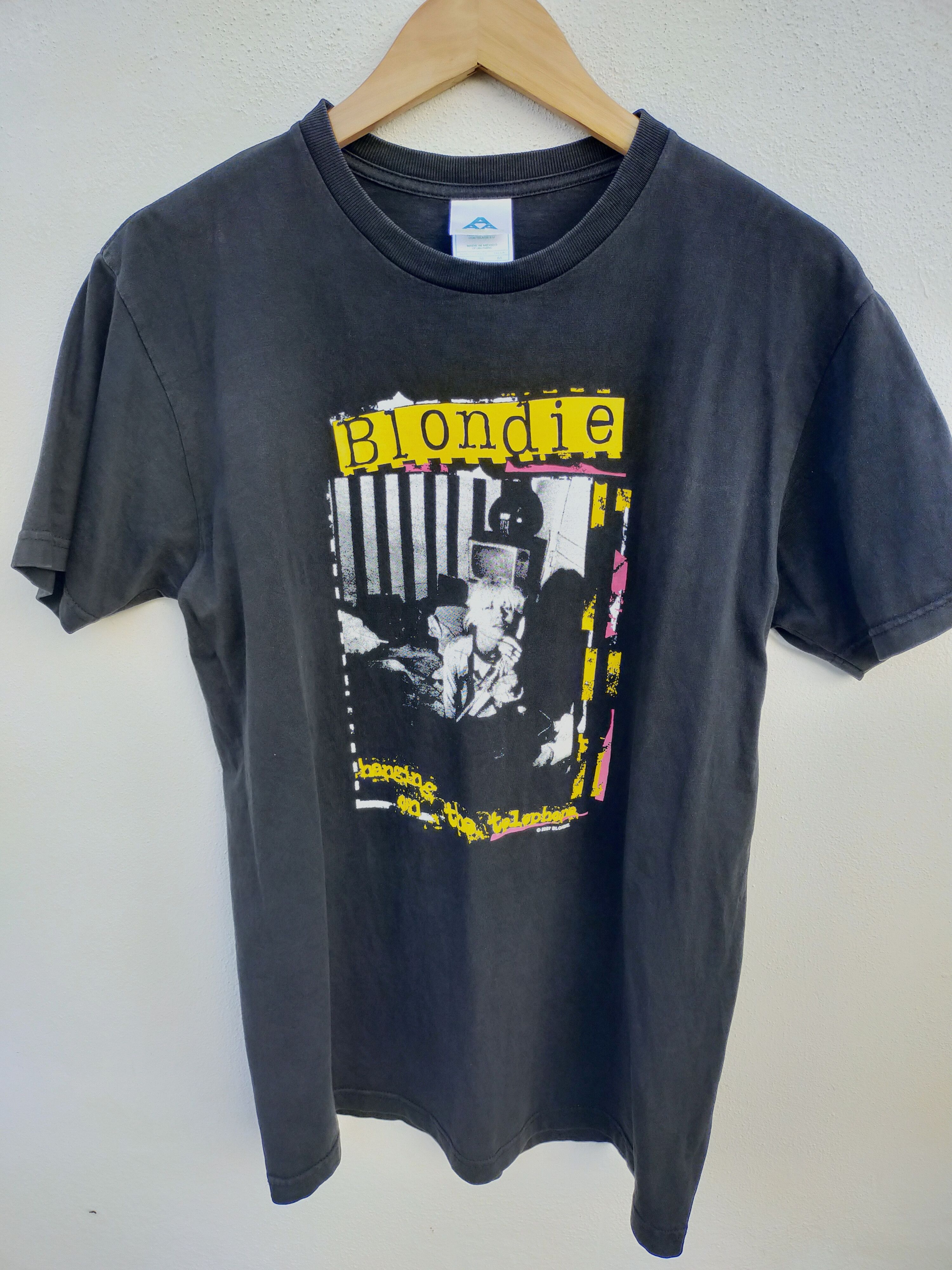 Band Tees 2007 BLONDIE BANGING ON THE PHONE TEE Size M / US 6-8 / IT 42-44 - 1 Thumbnail