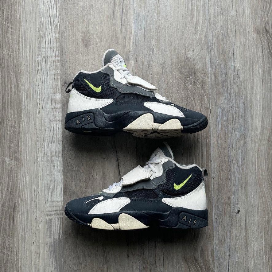 Nike NIKE • Air Max Speed Turf GS "Obsidian Volt" (7M) Size US 7 / EU 40 - 2 Thumbnail