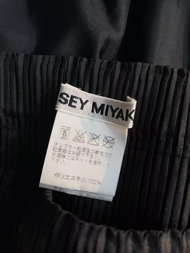Issey Miyake Issey Miyake size:2 Black laser lace skirt Size 22" - 6 Thumbnail