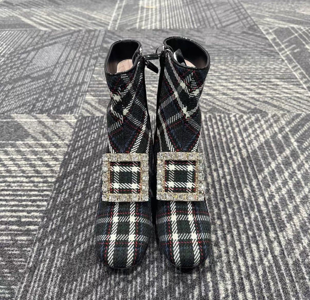 Roger Vivier Roger Vivier Check Ankle Boots J42 Size US 5 / IT 35 - 2 Thumbnail