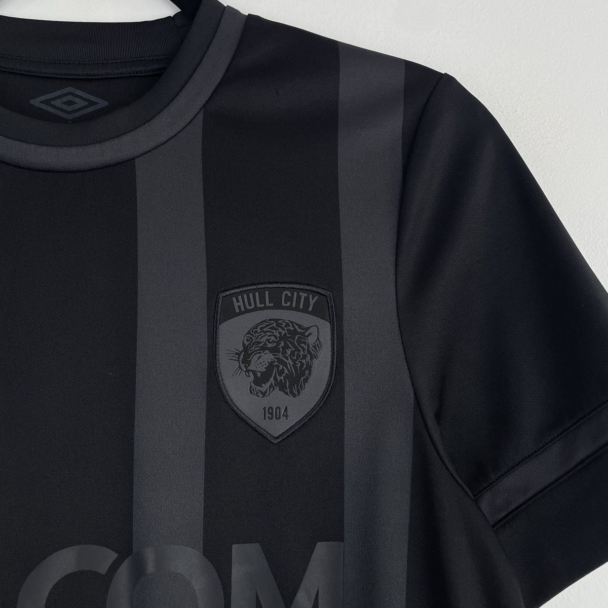 Umbro Hull City Away Umbro Men’s Jersey Shirt 2021/2022 Size US S / EU 44-46 / 1 - 3 Thumbnail