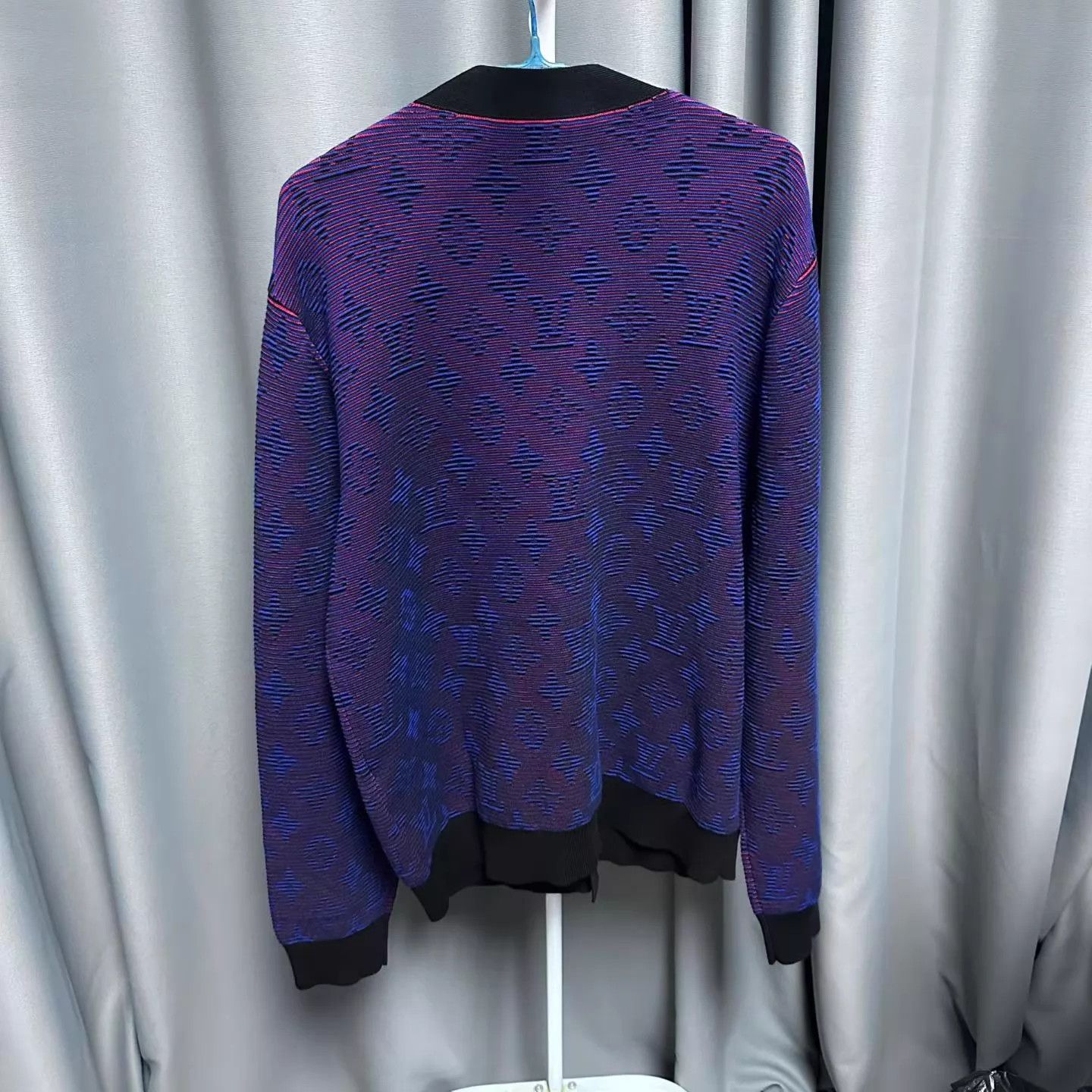 Louis Vuitton LV SS25 Men's Monogram V-Neck Knit Sweater Purple L Size US L / EU 52-54 / 3 - 2 Thumbnail