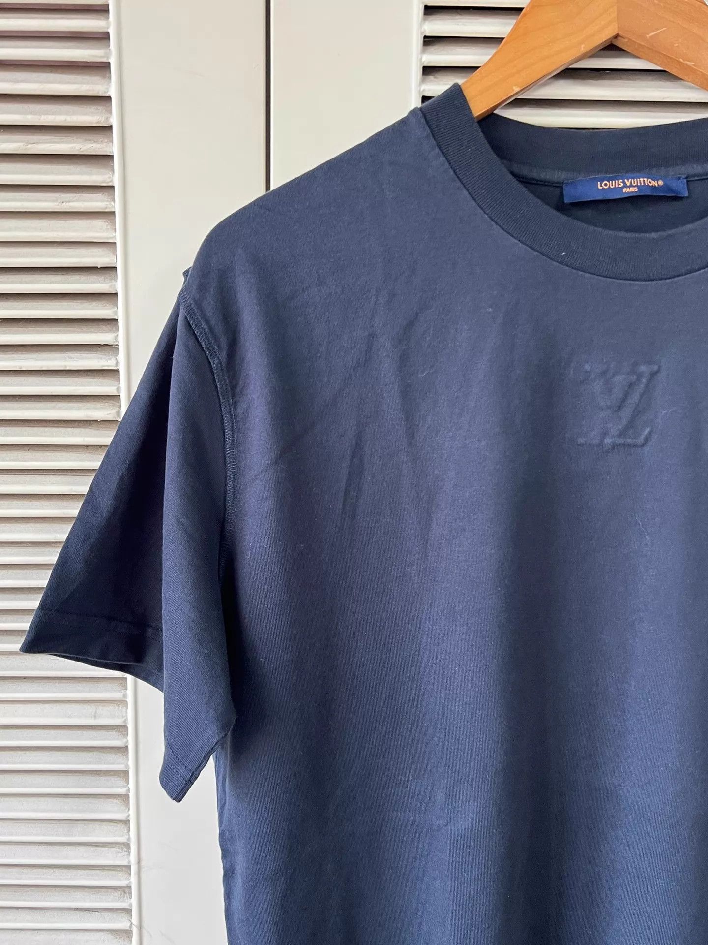 Louis Vuitton LV Men's Black Embossed Logo Short-Sleeve Tee M 24 Size US M / EU 48-50 / 2 - 4 Thumbnail
