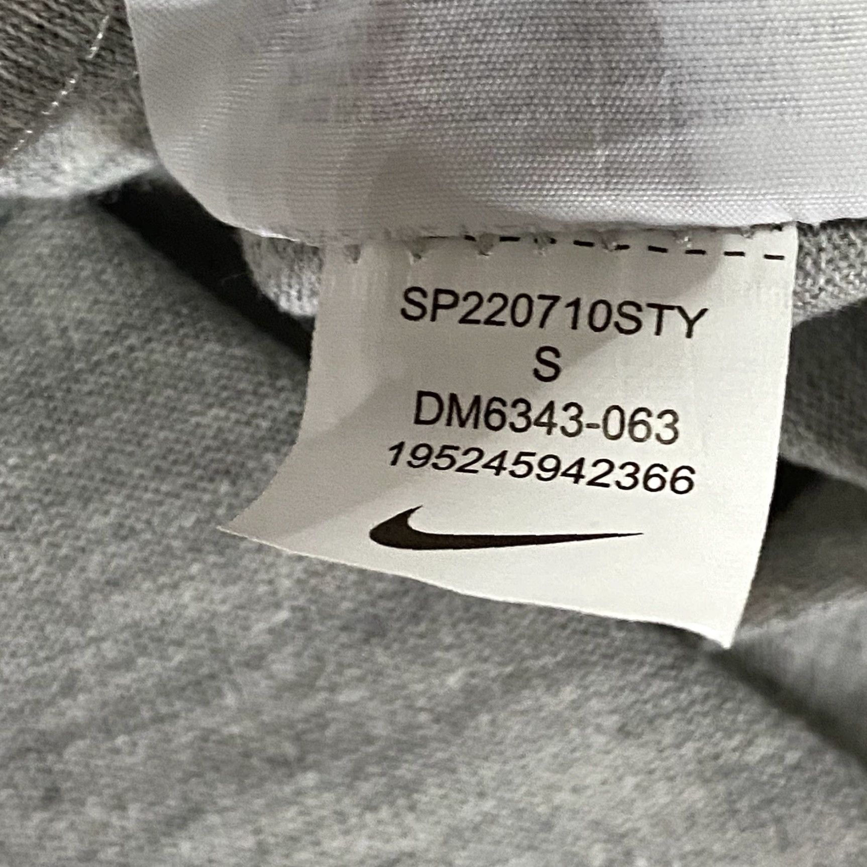Nike **Nike Tee T-Shirt Gray Small Adult Regular Fit** User: **Gray Small Adult Regular Fit Nike Tee T-Shirt** Size US S / EU 44-46 / 1 - 6 Thumbnail