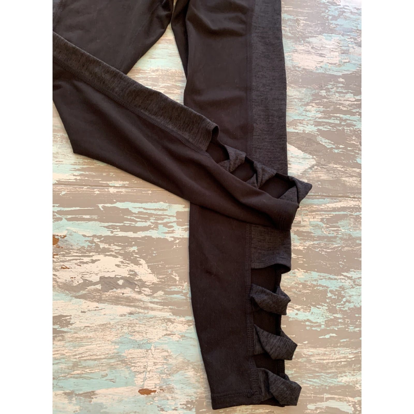 Vintage VINTAGE Small Gaiam Women's Black Gray Activewear Leggings Twist Detail Hem Size 27" / US 4 / IT 40 - 4 Thumbnail
