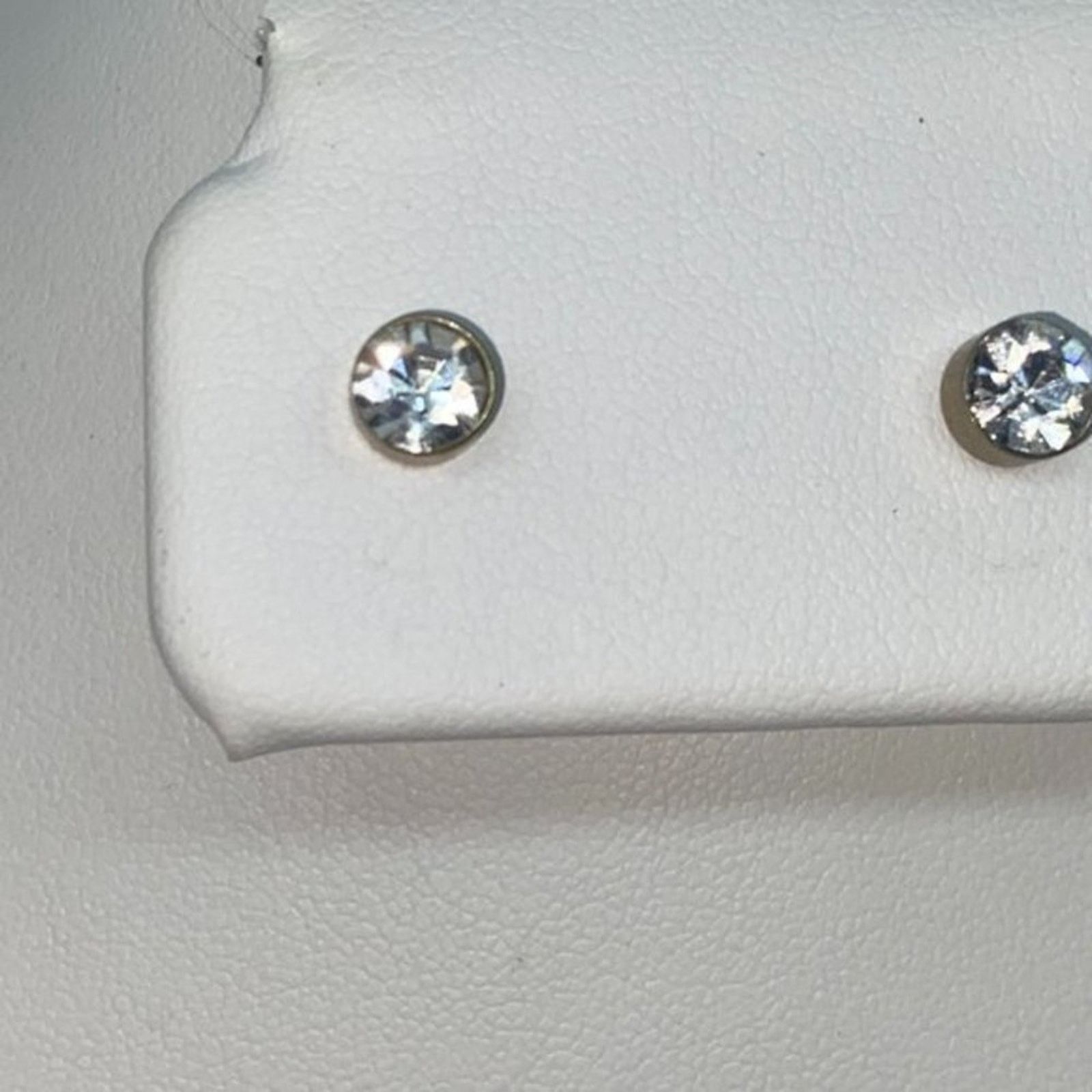 Handmade Clear Rhinestone Gold-tone Hardware Stud Earrings Size ONE SIZE - 2 Thumbnail