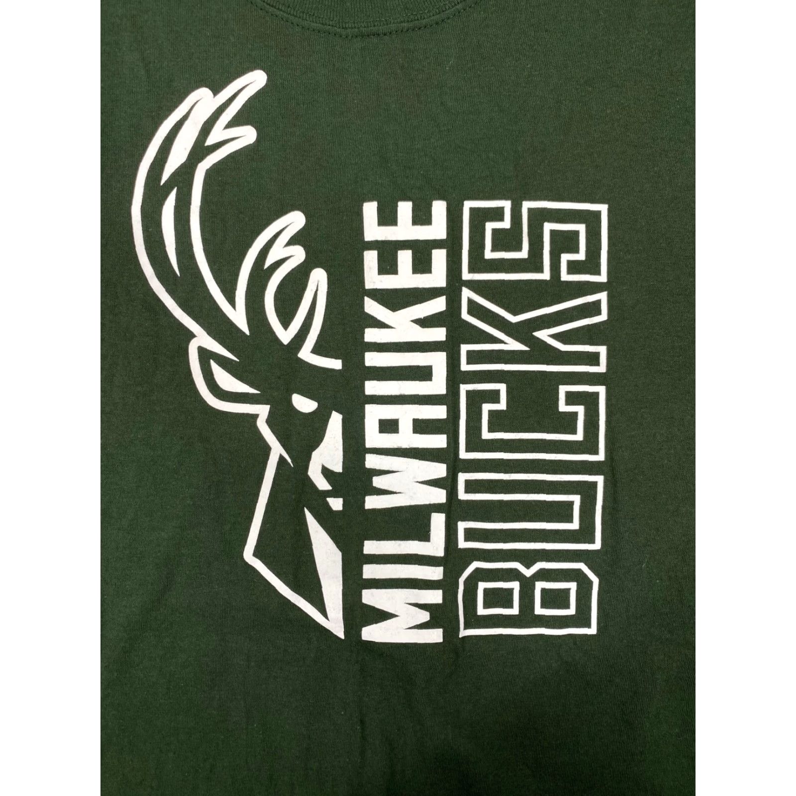 Gildan Gildan Mens Green Milwaukee Bucks T-shirt Size XL NBA Basketball Distress #1520 Size US XL / EU 56 / 4 - 2 Thumbnail