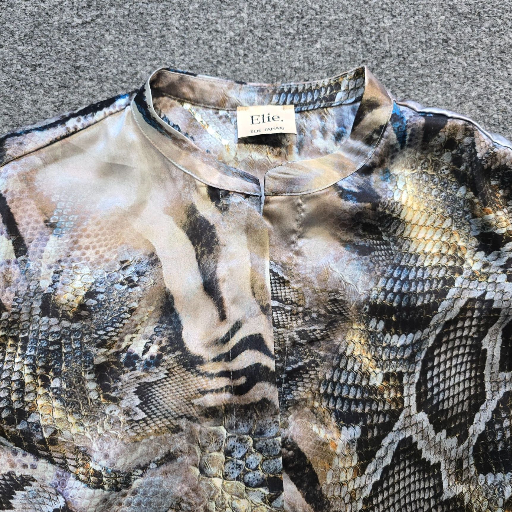 Elie Tahari Elie Tahari Blouse Womens Size S Gray Snakeskin Satin Sleeveless Button Career Shirt Size S / US 4 / IT 40 - 2 Thumbnail