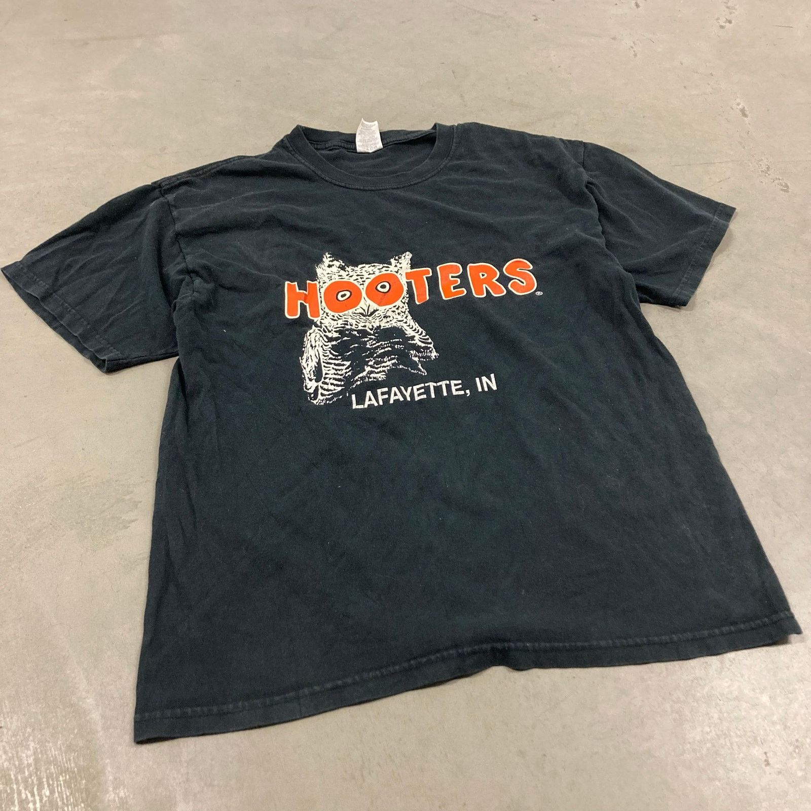 Vintage Y2K hooters owl graphic T-Shirt Size US L / EU 52-54 / 3 - 1 Thumbnail