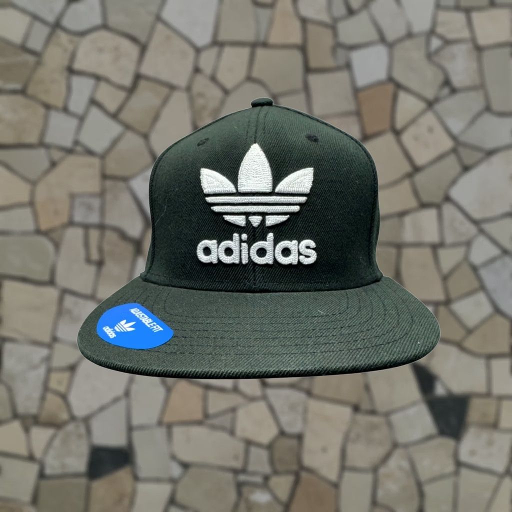 Adidas Adidas Trefoil Adjustable Snapback Hat Black & White OSFM Men Snapback Hat Mens OSFM Black White Embroidered Trefoil Hat Size ONE SIZE - 1 Thumbnail