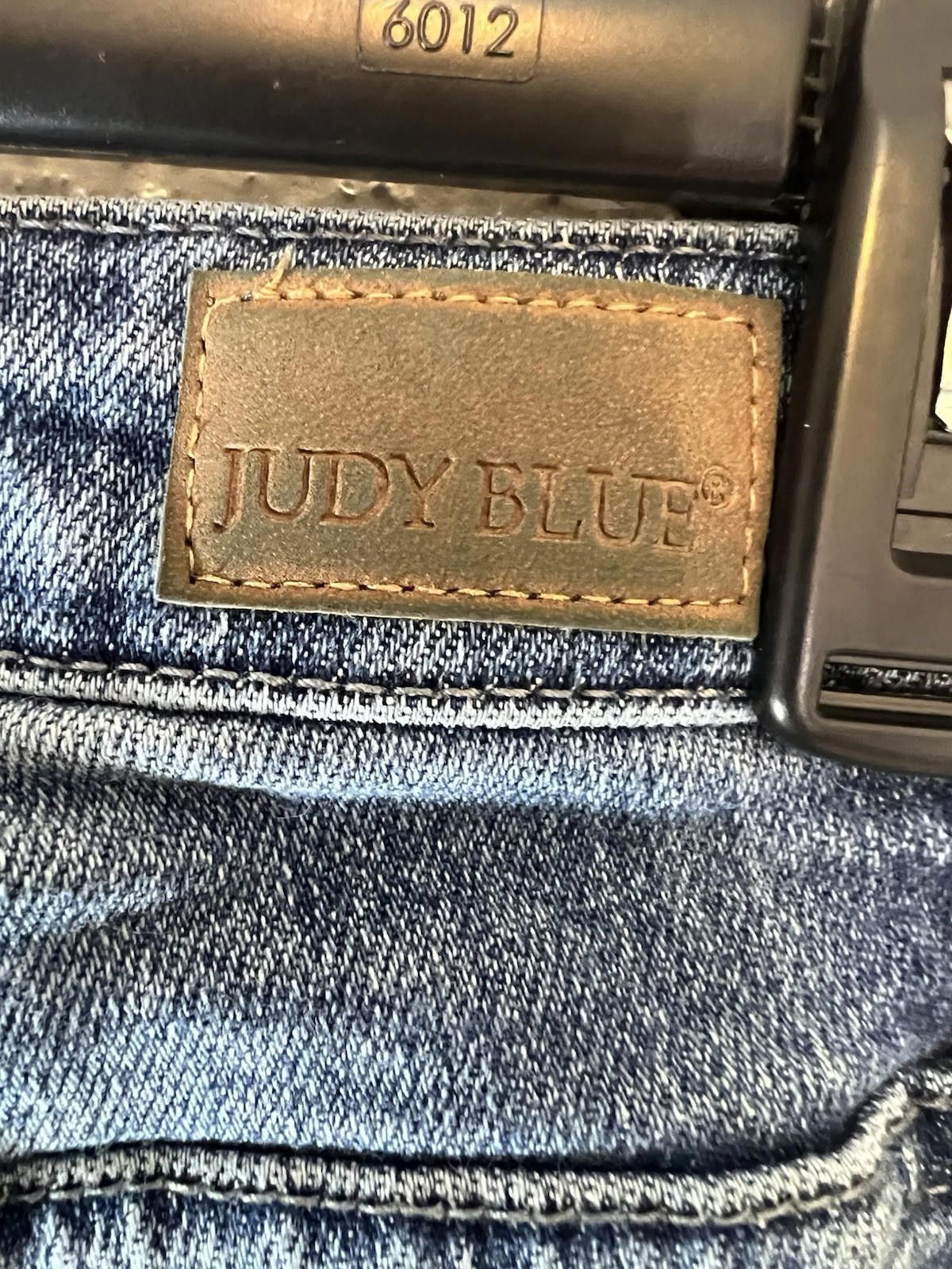 Designer Judy Blue 7/28 Distressed Raw Hem Jeans Stretch Cropped Size 28" / US 6 / IT 42 - 6 Thumbnail