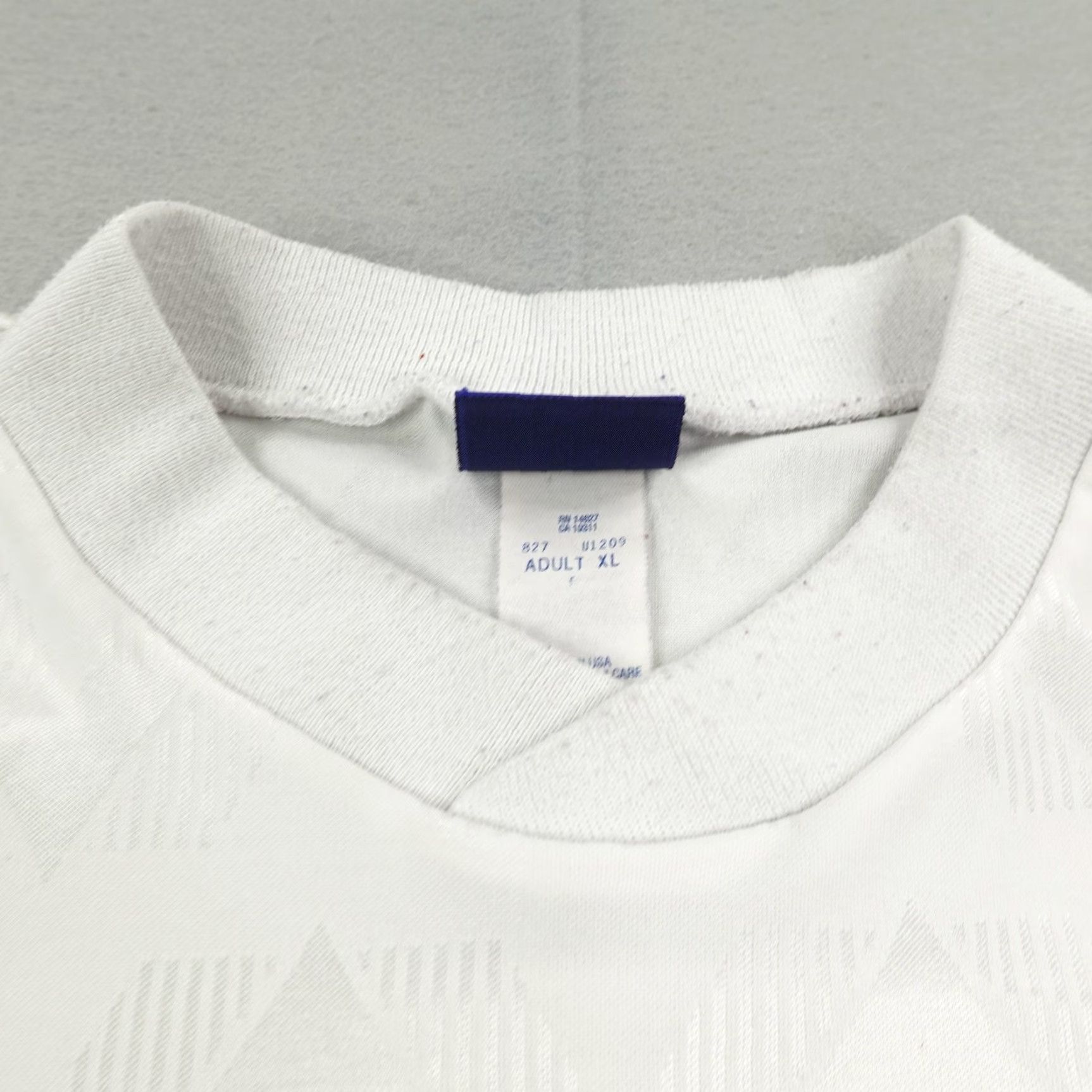 Umbro VINTAGE Umbro Shirt Mens XL White Soccer Jersey #21 90s USA Shiny Silky Satin Graphic Print Crew Neck Short Sleeve Pullover Jersey Mens) Size US XL / EU 56 / 4 - 3 Thumbnail