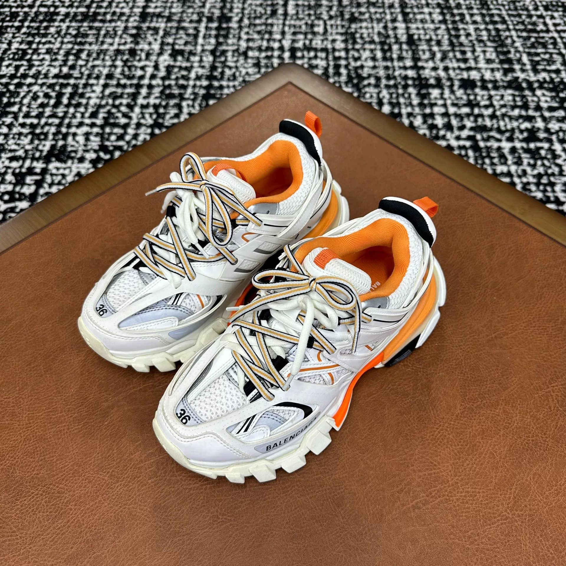 Balenciaga Balenciaga White Lowtop Sneakers it_36 Women Size US 6 / IT 36 - 1 Thumbnail