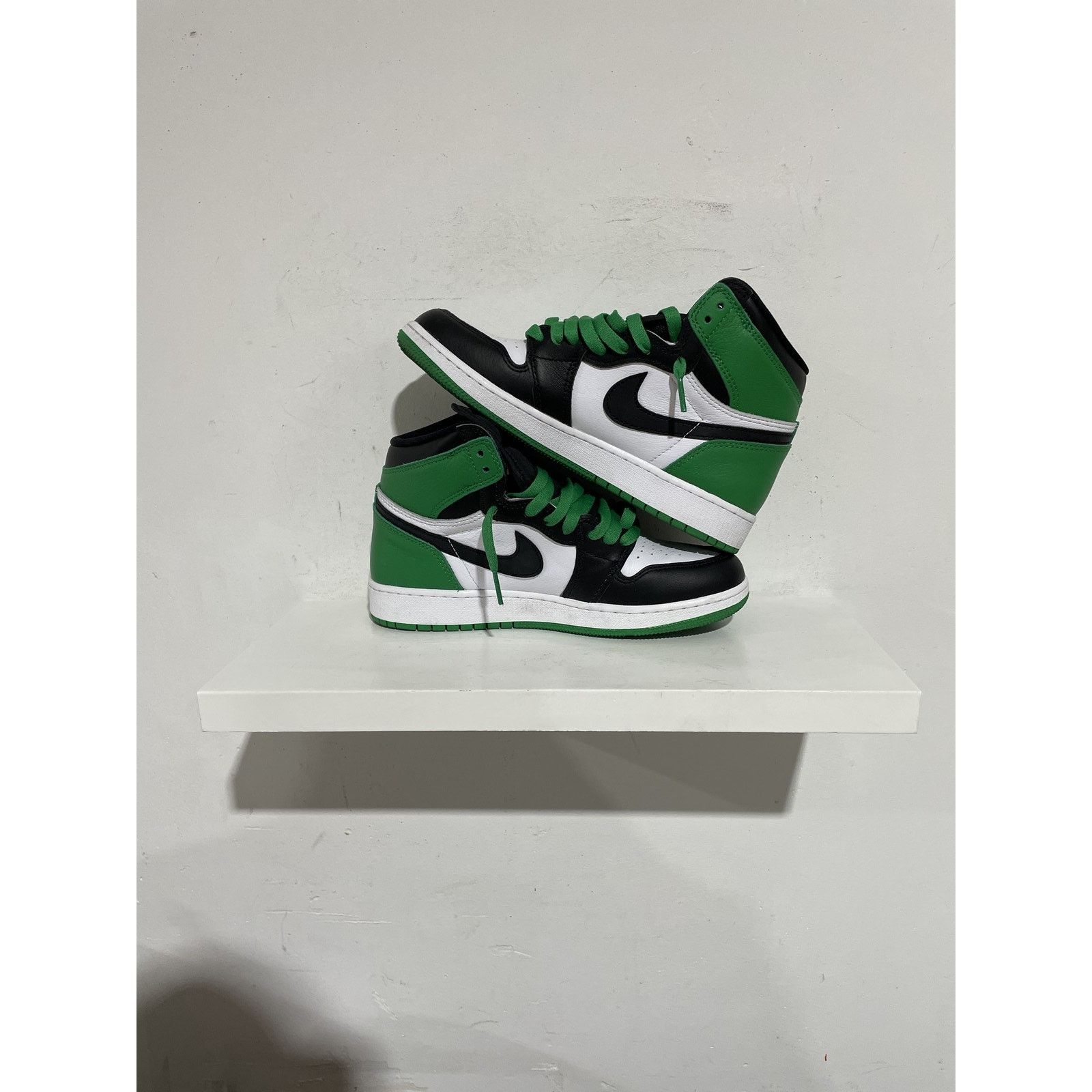 Jordan Brand JORDAN 1 RETRO HIGH LUCKY GREEN SIZE 6Y PREOWNED Size US 6 / EU 39 - 1 Thumbnail